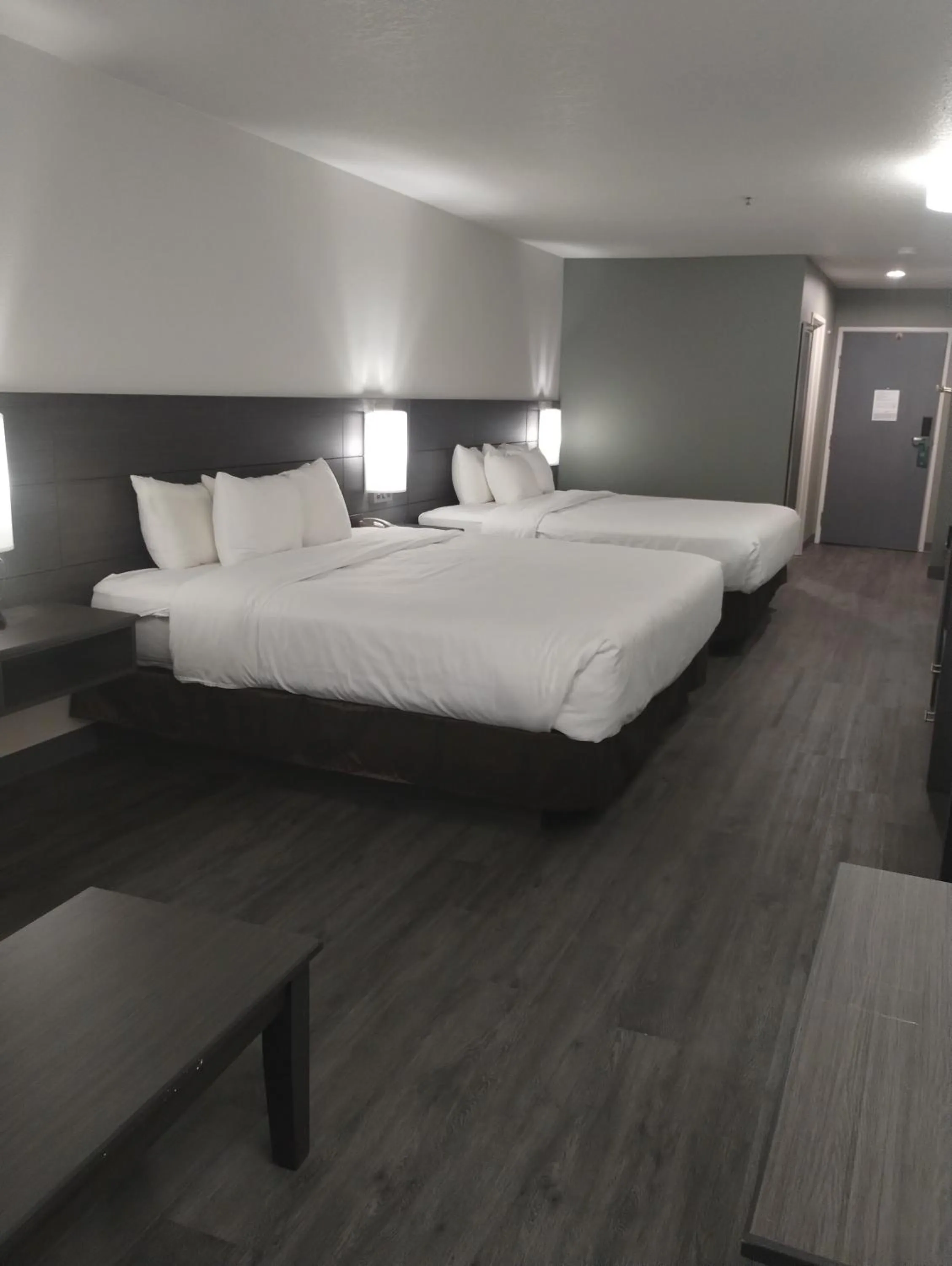 Bed in Quality Inn & Suites Wilsonville