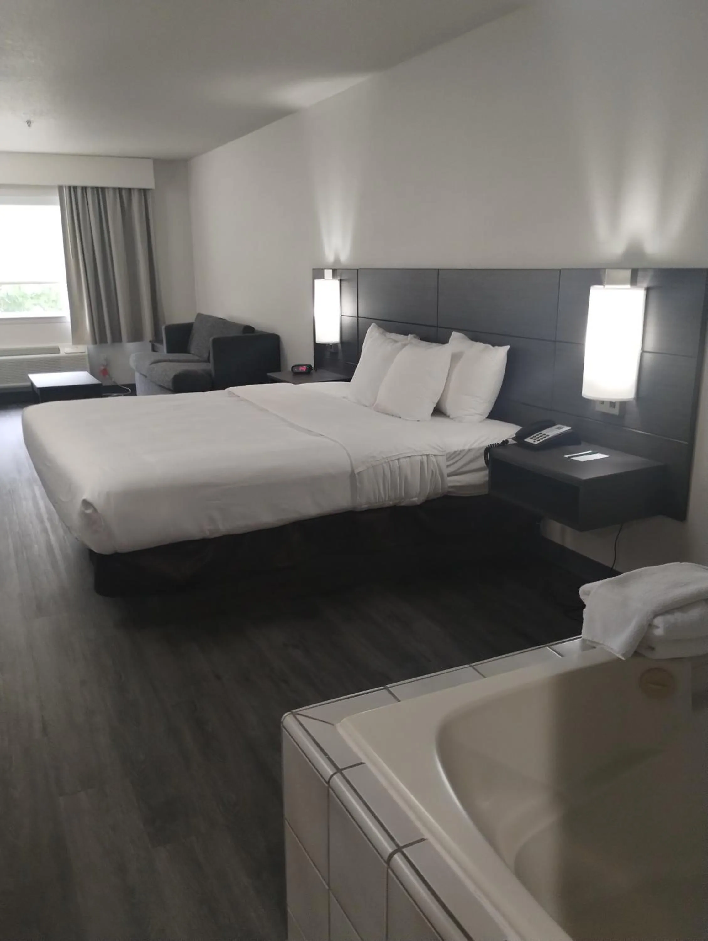 Bed in Quality Inn & Suites Wilsonville