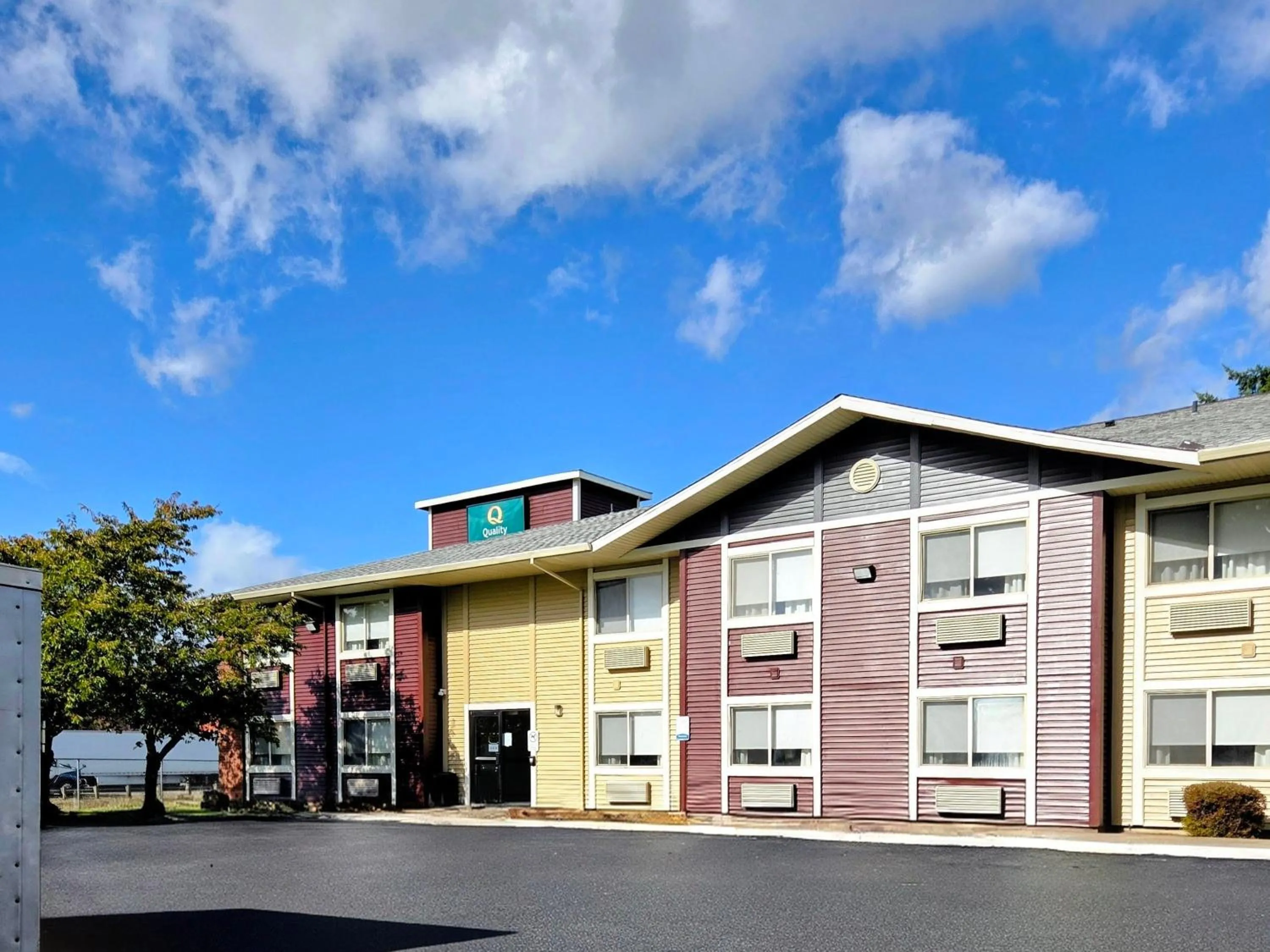 Property building in Quality Inn & Suites Wilsonville