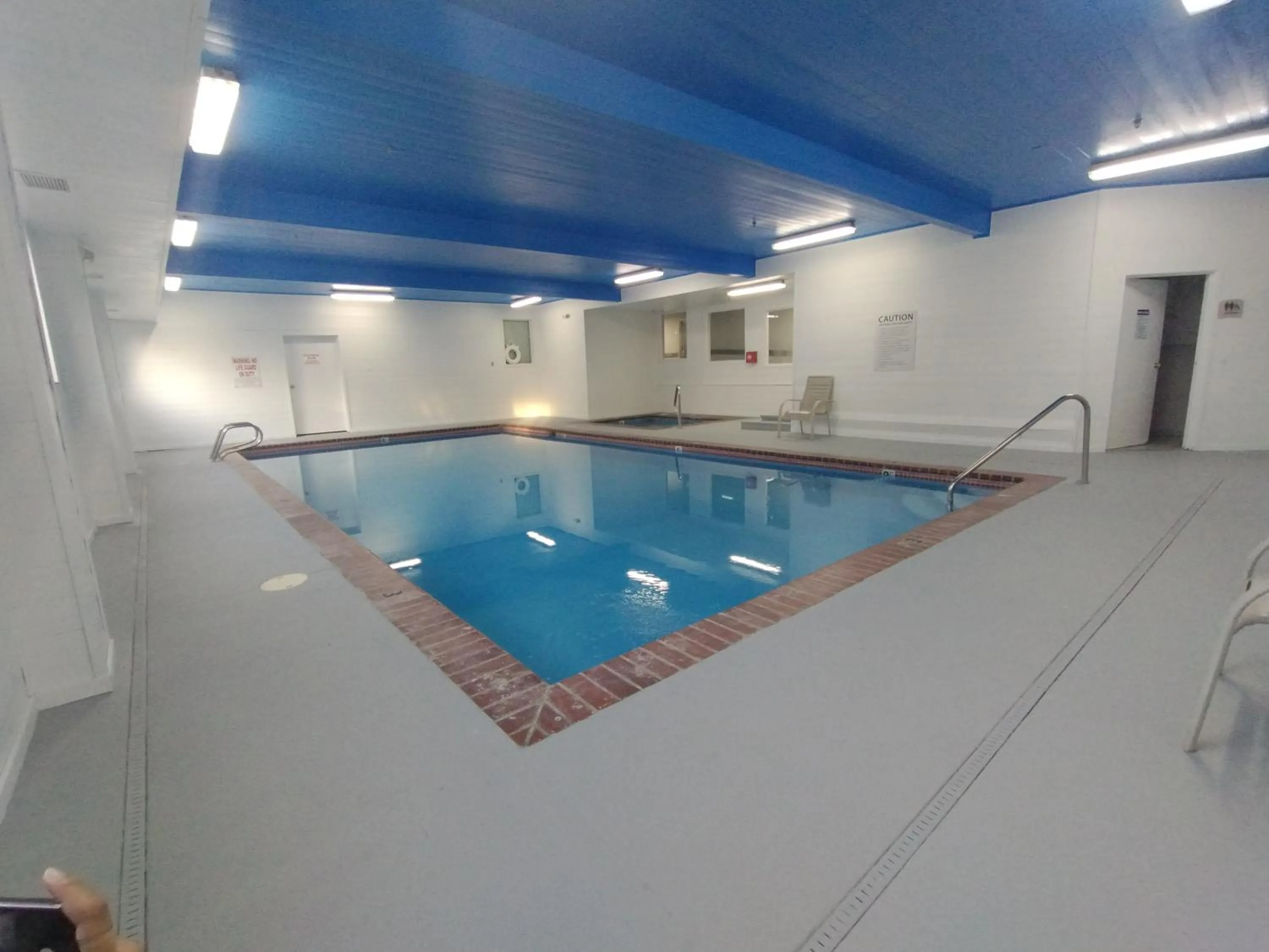 Swimming pool in Quality Inn & Suites Wilsonville