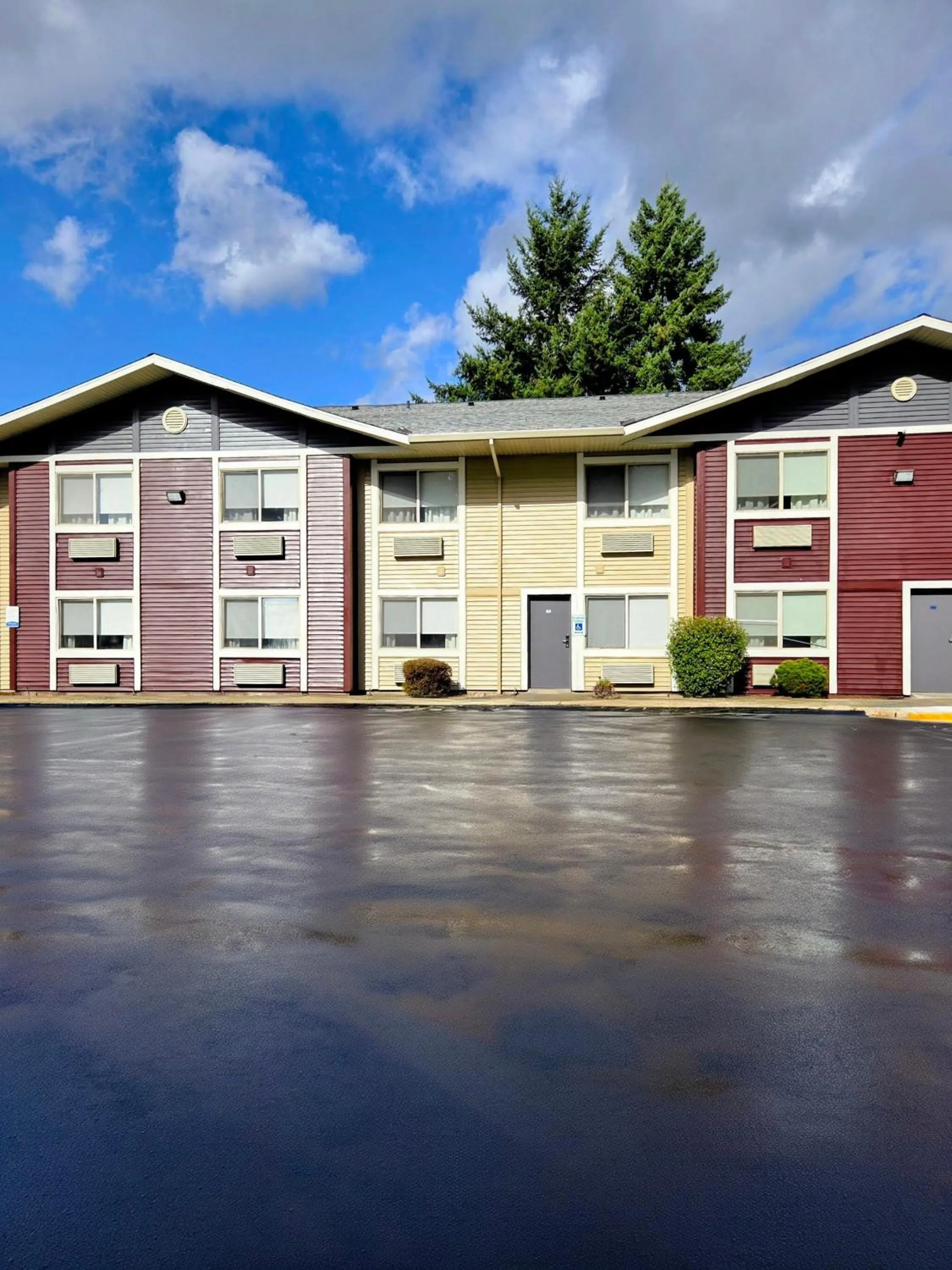 Property building in Quality Inn & Suites Wilsonville
