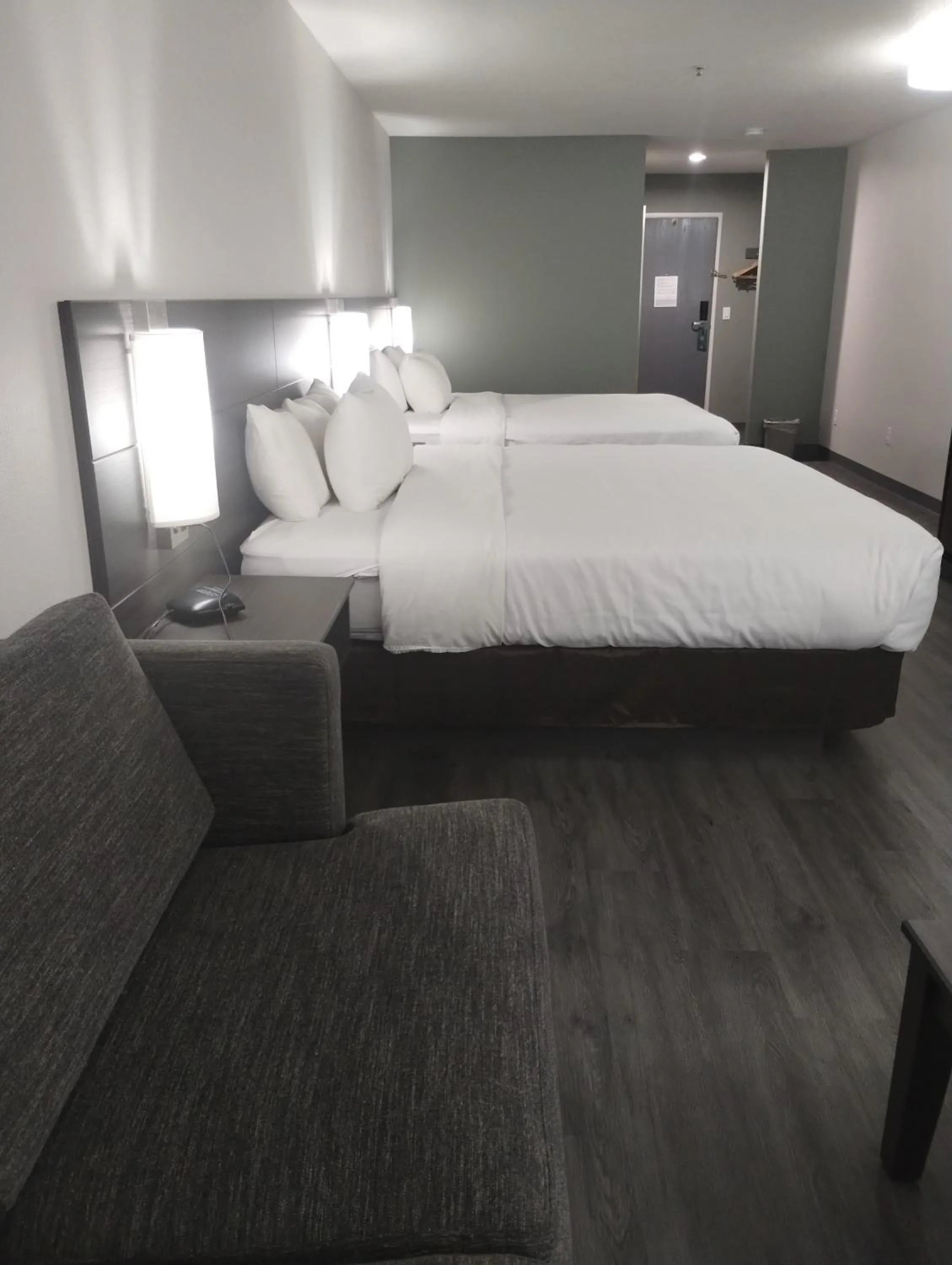 Photo of the whole room, Bed in Quality Inn & Suites Wilsonville