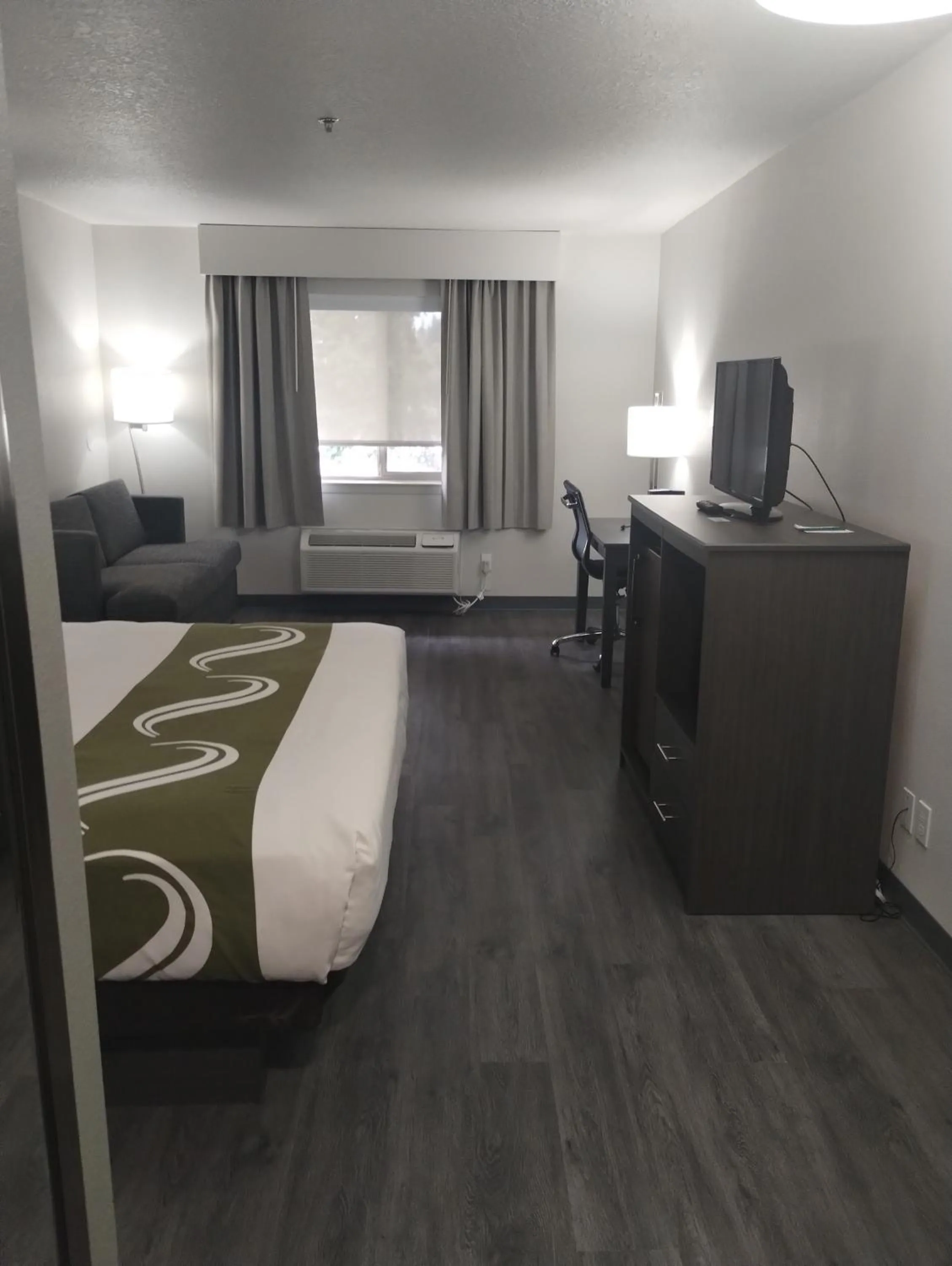 Bed in Quality Inn & Suites Wilsonville