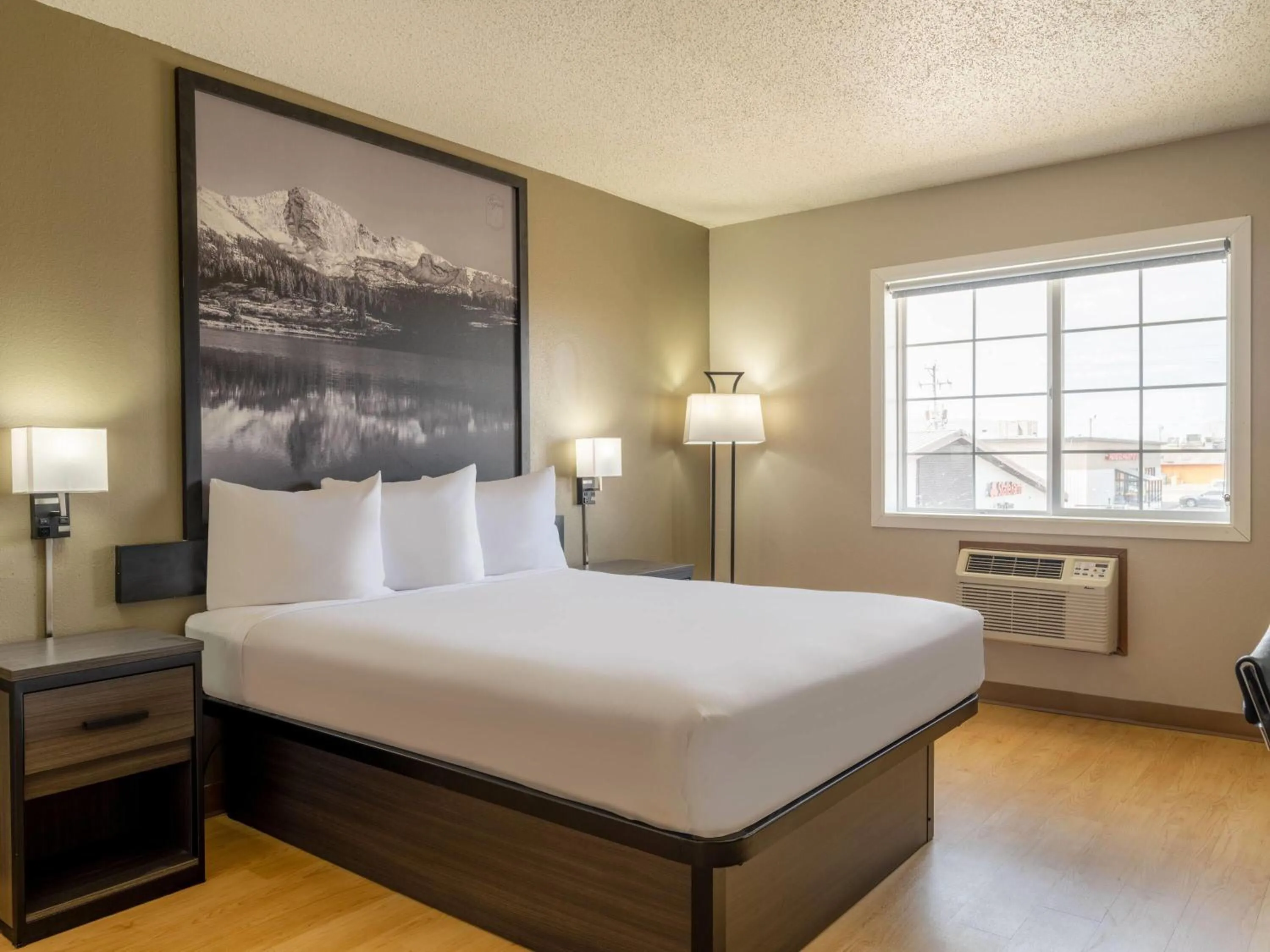 Photo of the whole room, Bed in Super 8 by Wyndham Clinton