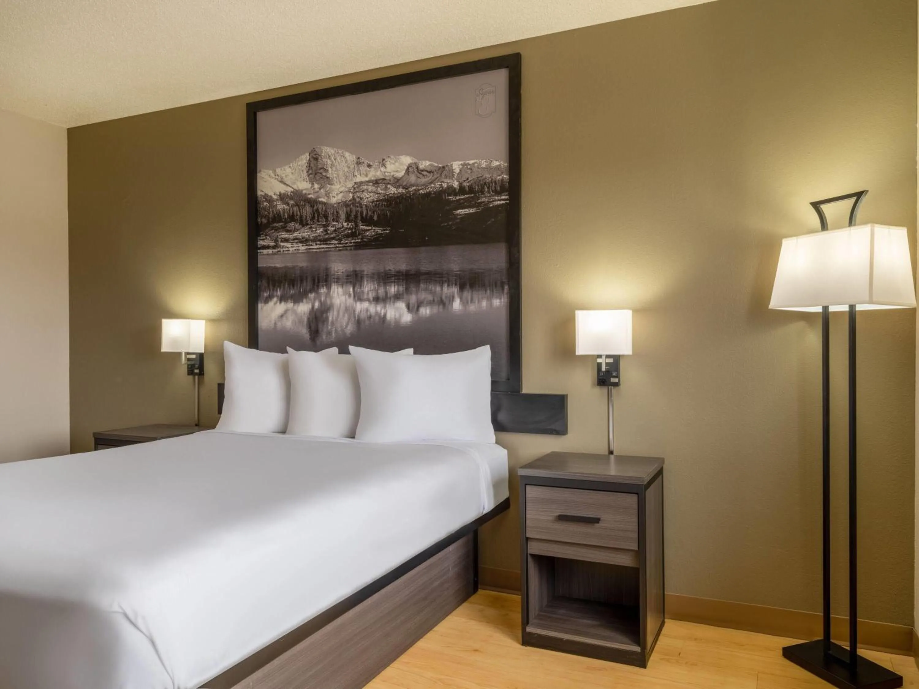 Photo of the whole room, Bed in Super 8 by Wyndham Clinton