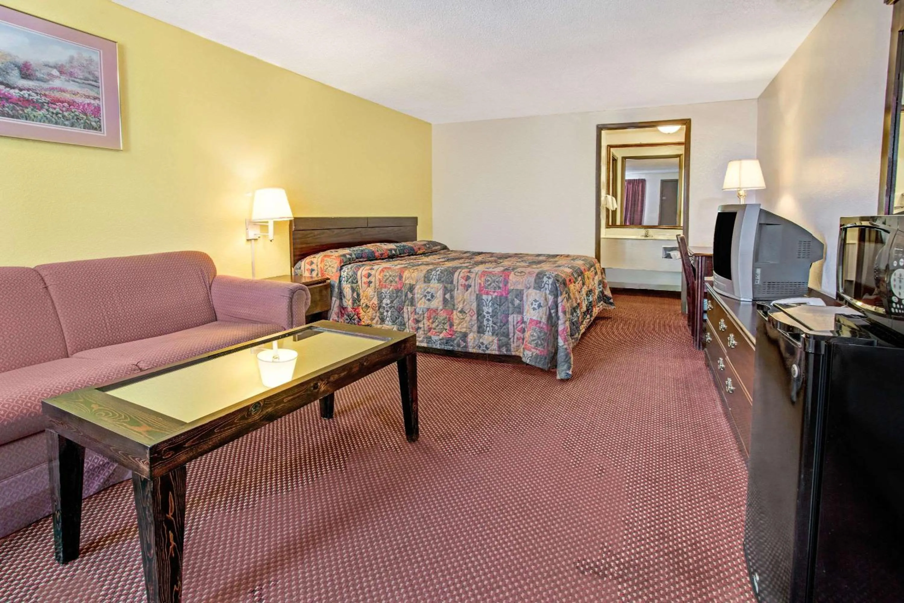 Photo of the whole room, Bed in Guest Inn Lebanon (Ohio)