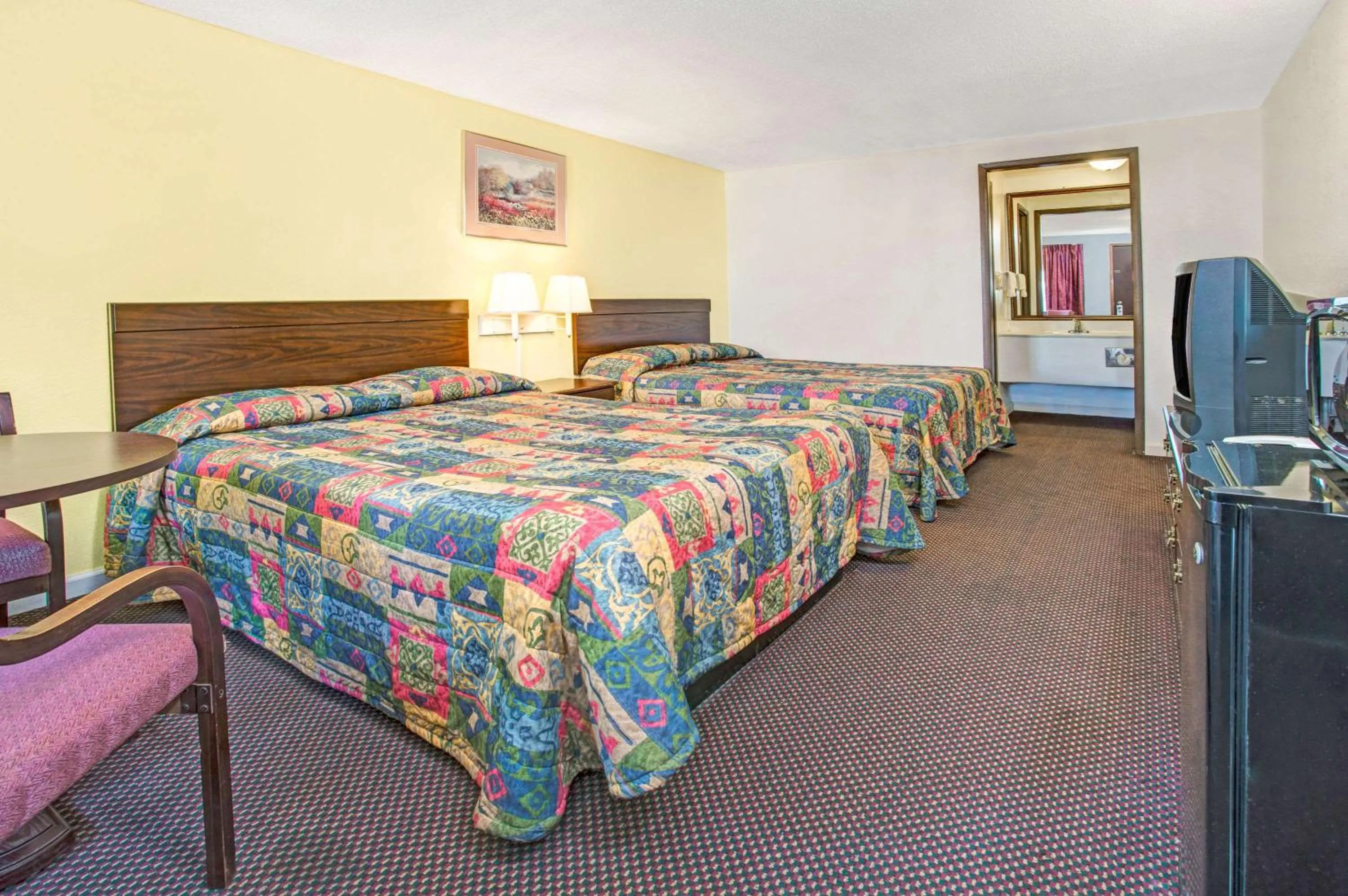 Photo of the whole room, Bed in Guest Inn Lebanon (Ohio)