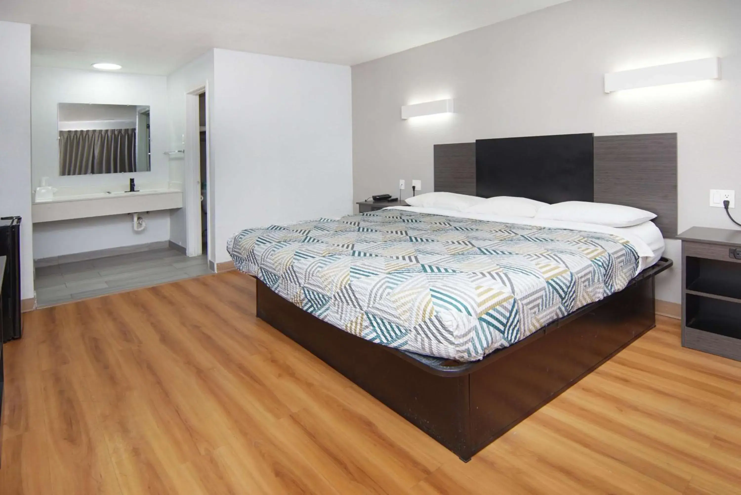 Bedroom, Bed in Motel 6-Red Oak, TX - Dallas Bedroom, Bed in Motel 6-Red Oak, TX - Dallas