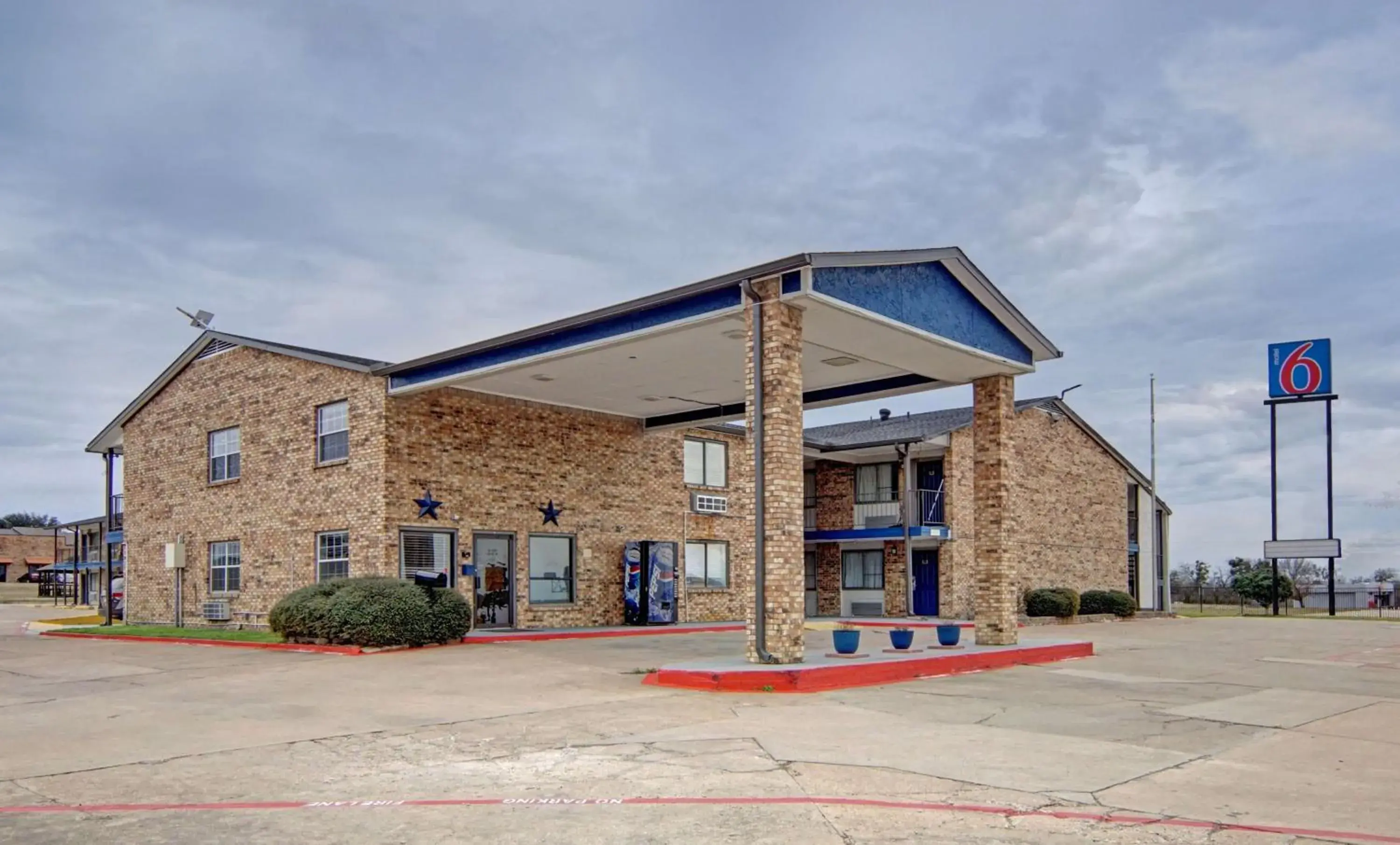Property building in Motel 6-Red Oak, TX - Dallas Property building in Motel 6-Red Oak, TX - Dallas