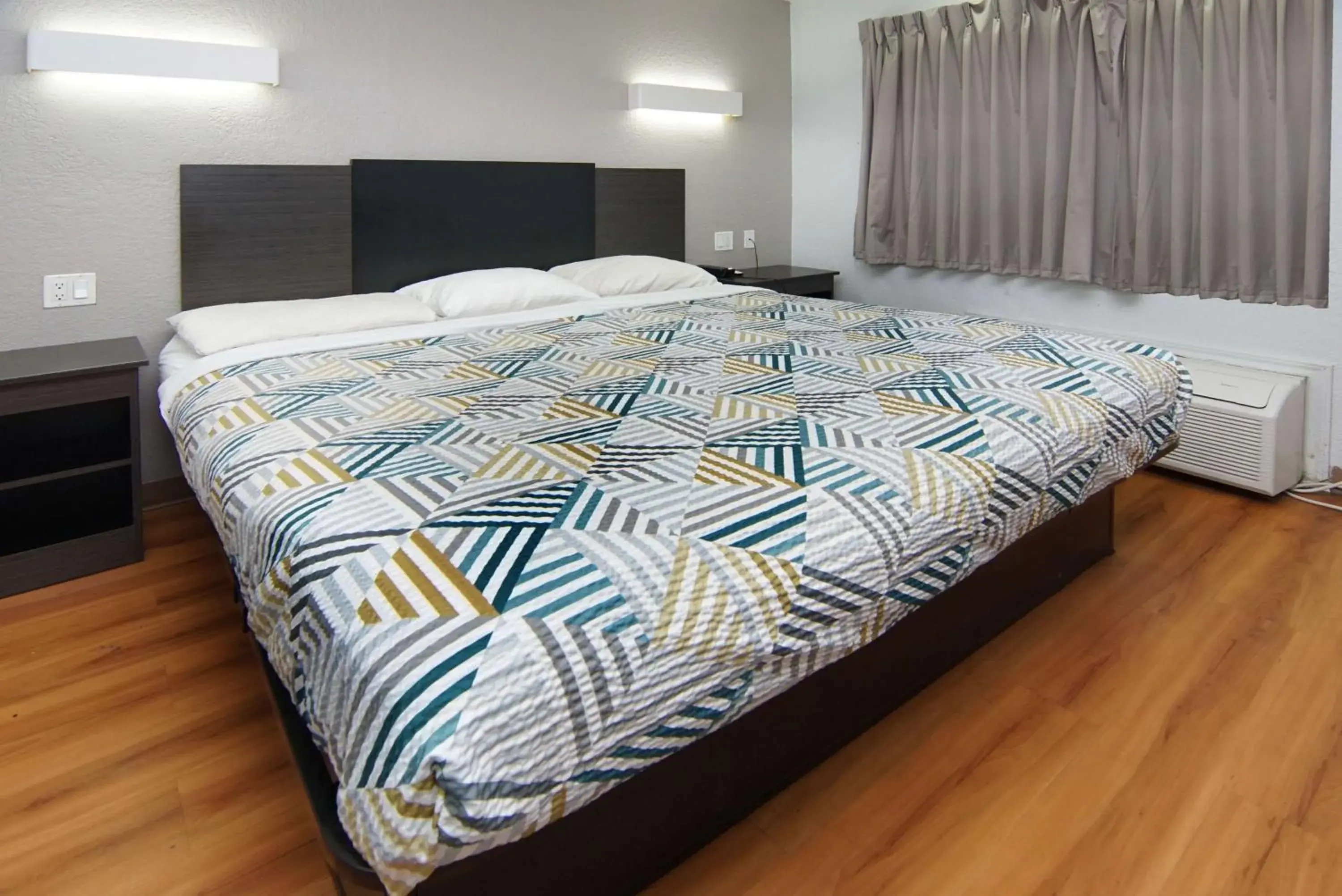 Bedroom, Bed in Motel 6-Red Oak, TX - Dallas Bedroom, Bed in Motel 6-Red Oak, TX - Dallas