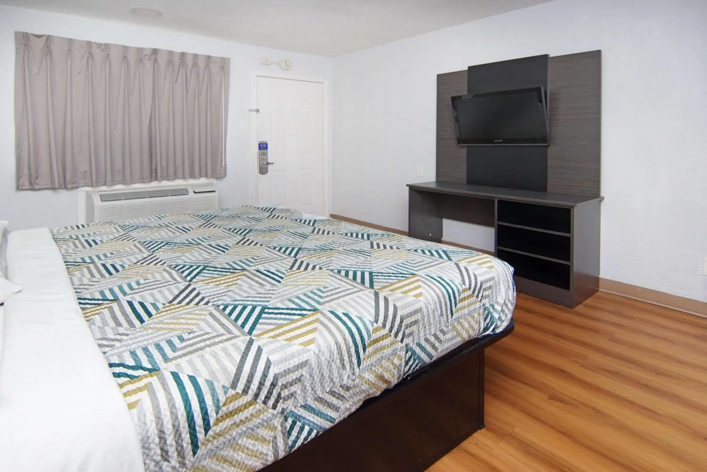 Bedroom, Bed in Motel 6-Red Oak, TX - Dallas Bedroom, Bed in Motel 6-Red Oak, TX - Dallas