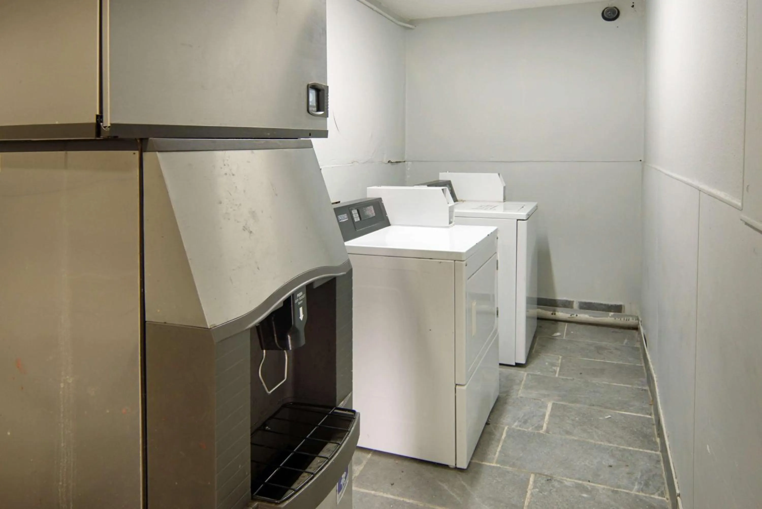 Property building in Motel 6-Red Oak, TX - Dallas