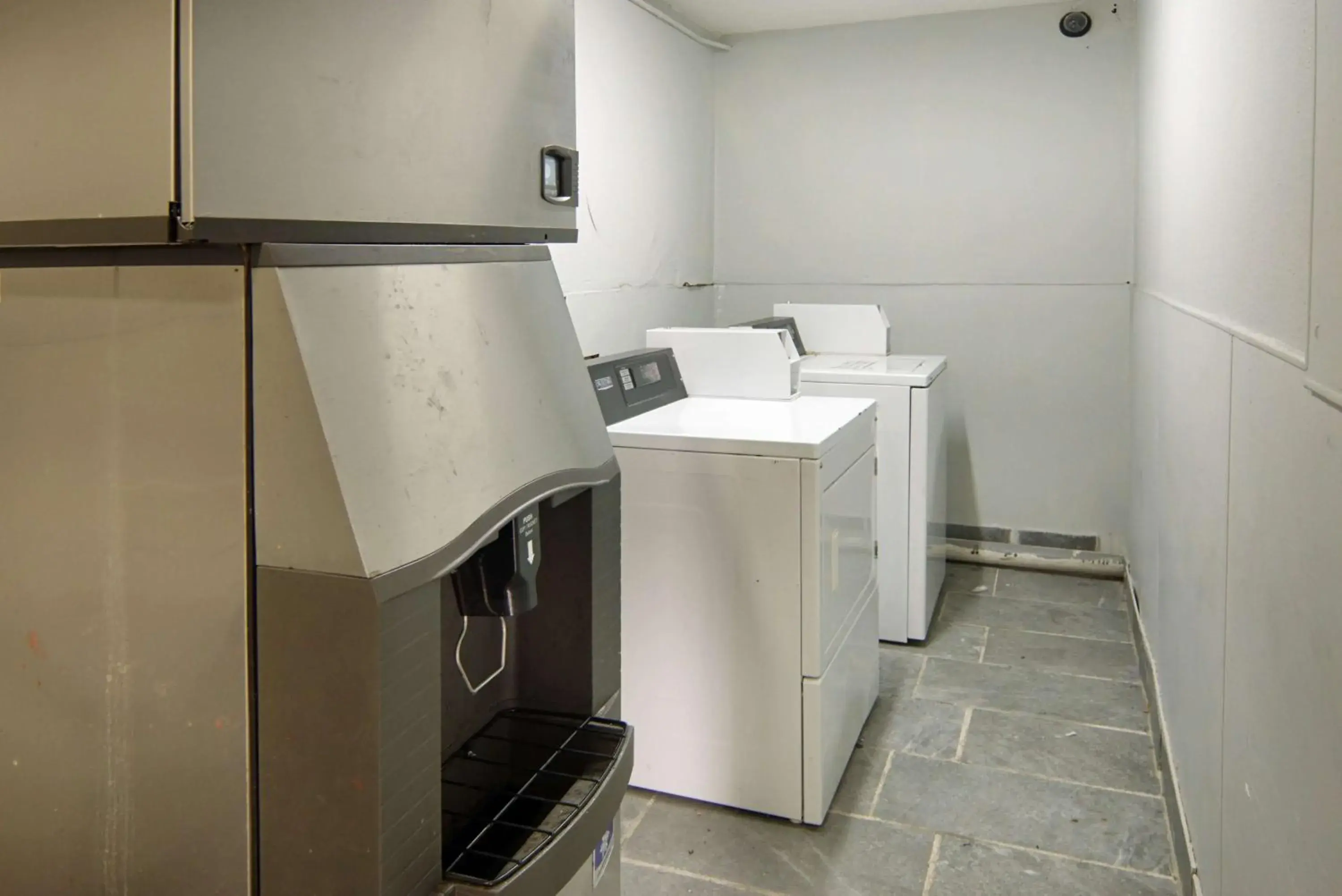 Property building in Motel 6-Red Oak, TX - Dallas Property building in Motel 6-Red Oak, TX - Dallas