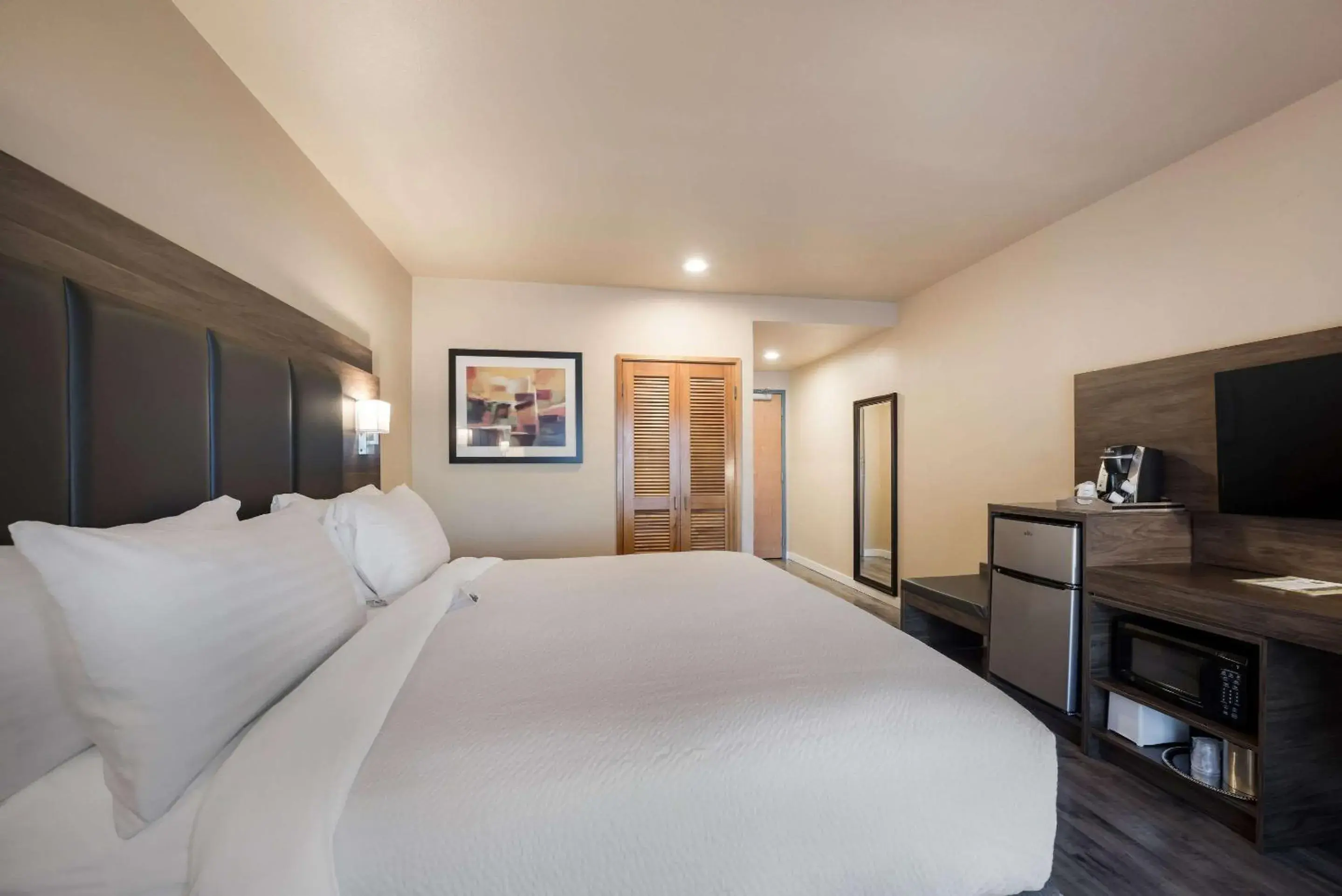 Bedroom, Bed in Inn at Port Gardner-Everett Waterfront, Ascend Hotel Collection Bedroom, Bed in Inn at Port Gardner-Everett Waterfront, Ascend Hotel Collection