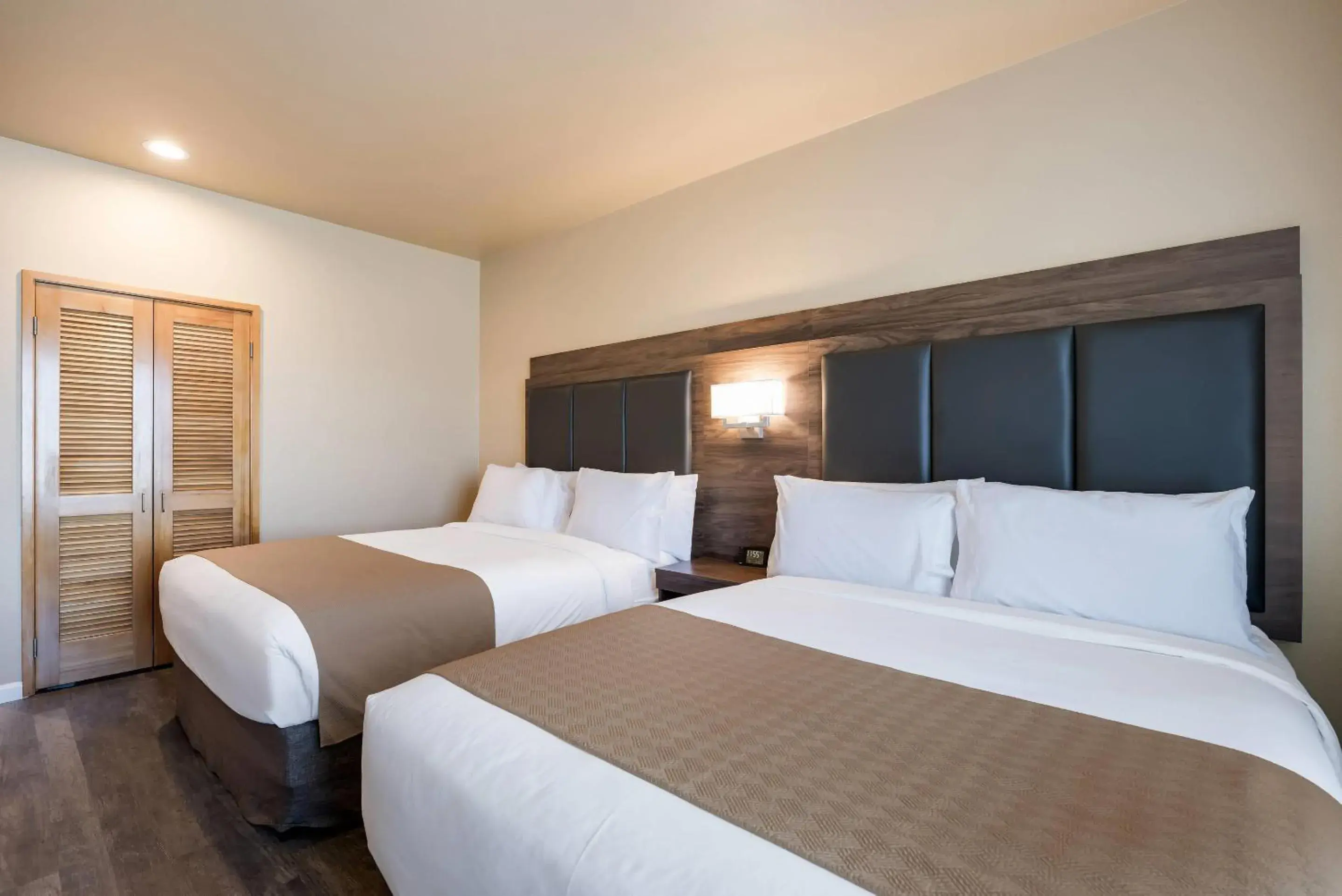 Bedroom, Bed in Inn at Port Gardner-Everett Waterfront, Ascend Hotel Collection Bedroom, Bed in Inn at Port Gardner-Everett Waterfront, Ascend Hotel Collection