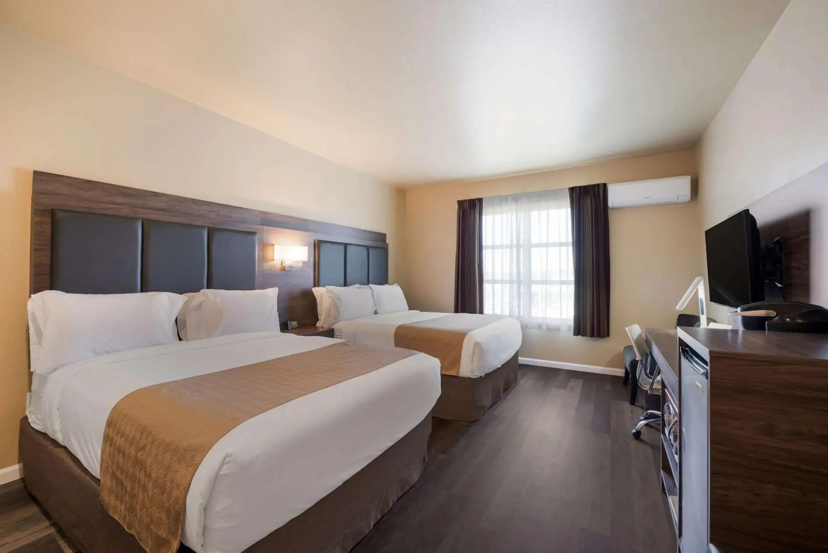 Bedroom, Bed in Inn at Port Gardner-Everett Waterfront, Ascend Hotel Collection Bedroom, Bed in Inn at Port Gardner-Everett Waterfront, Ascend Hotel Collection