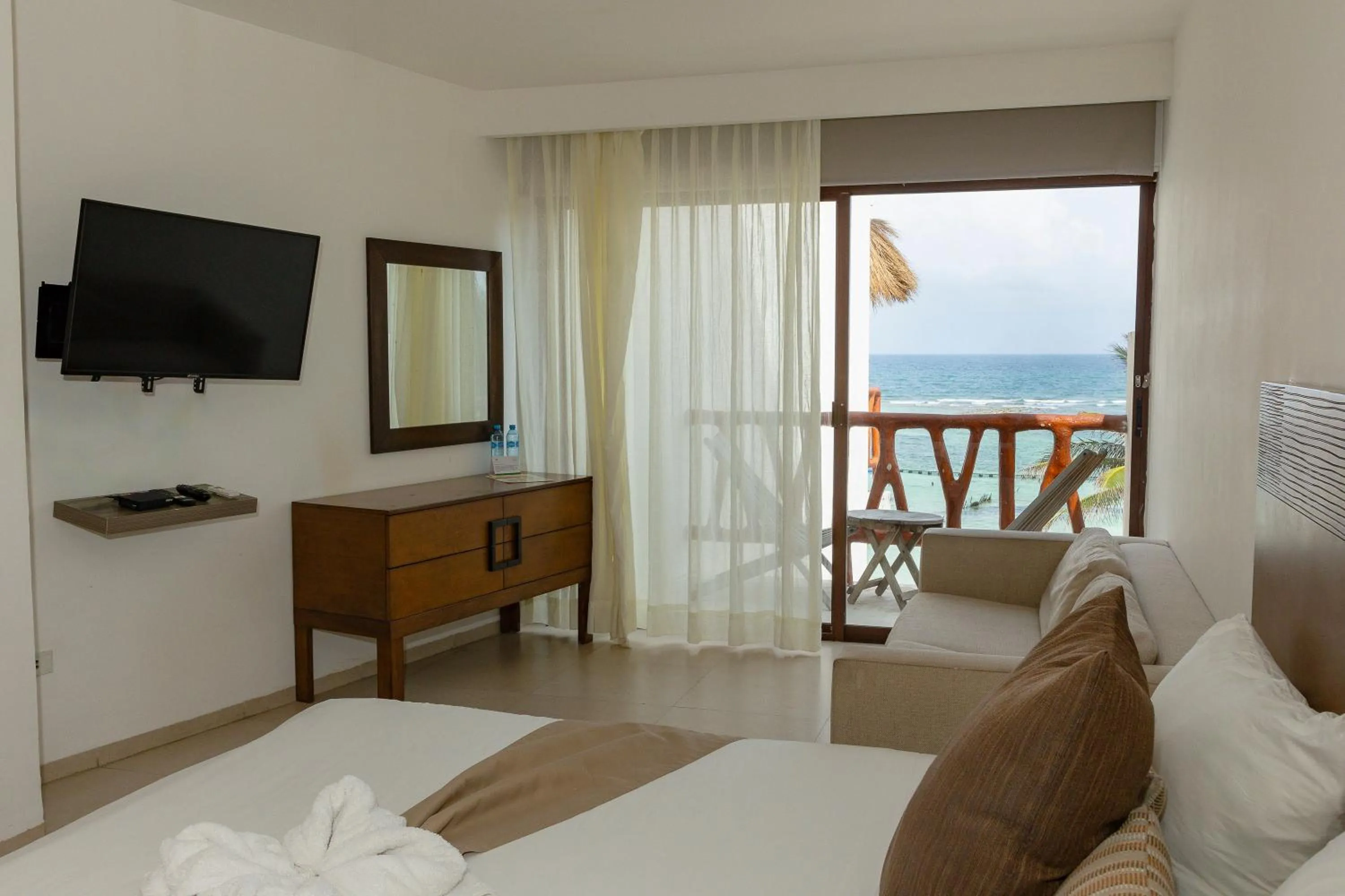 Seating area, Bed in Quinto Sole Boutique Hotel Mahahual