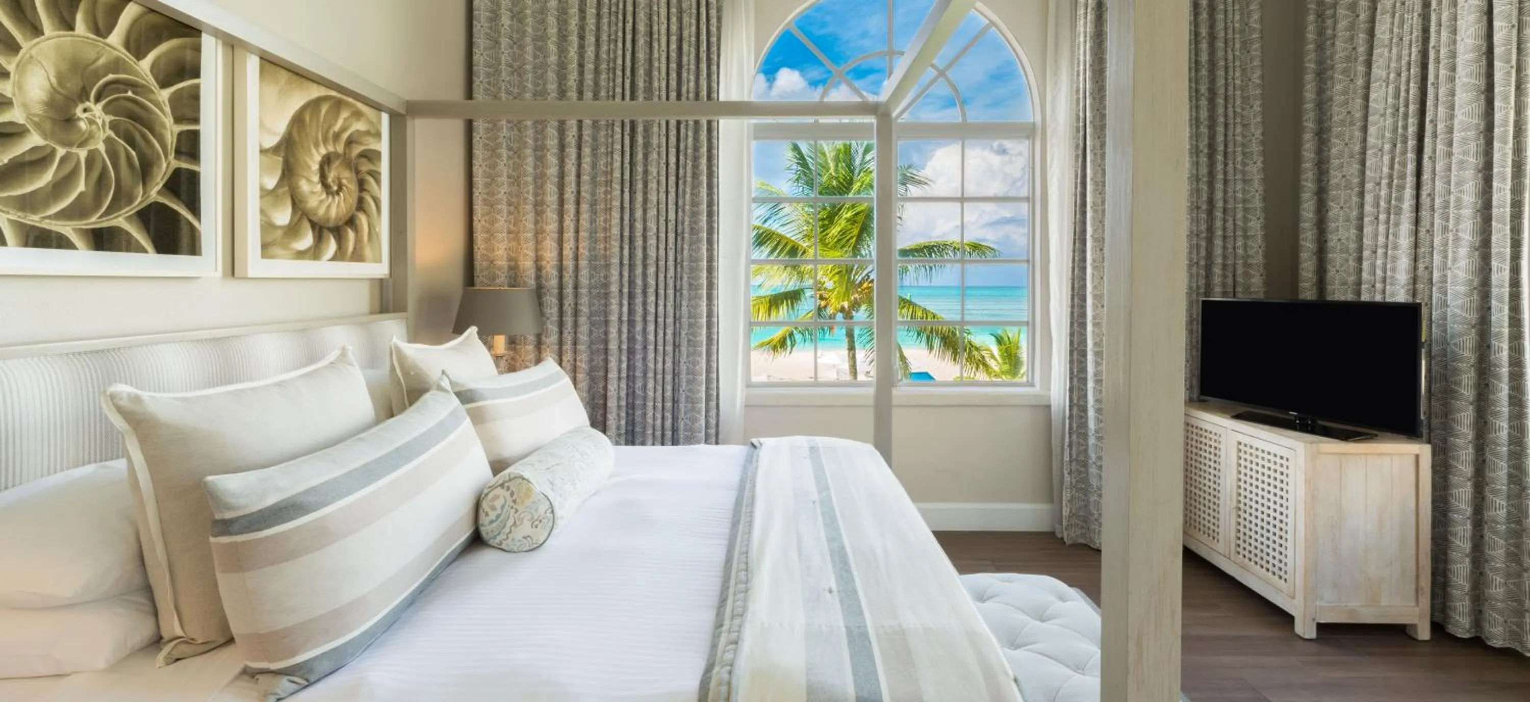 Bedroom, Bed in Grace Bay Club