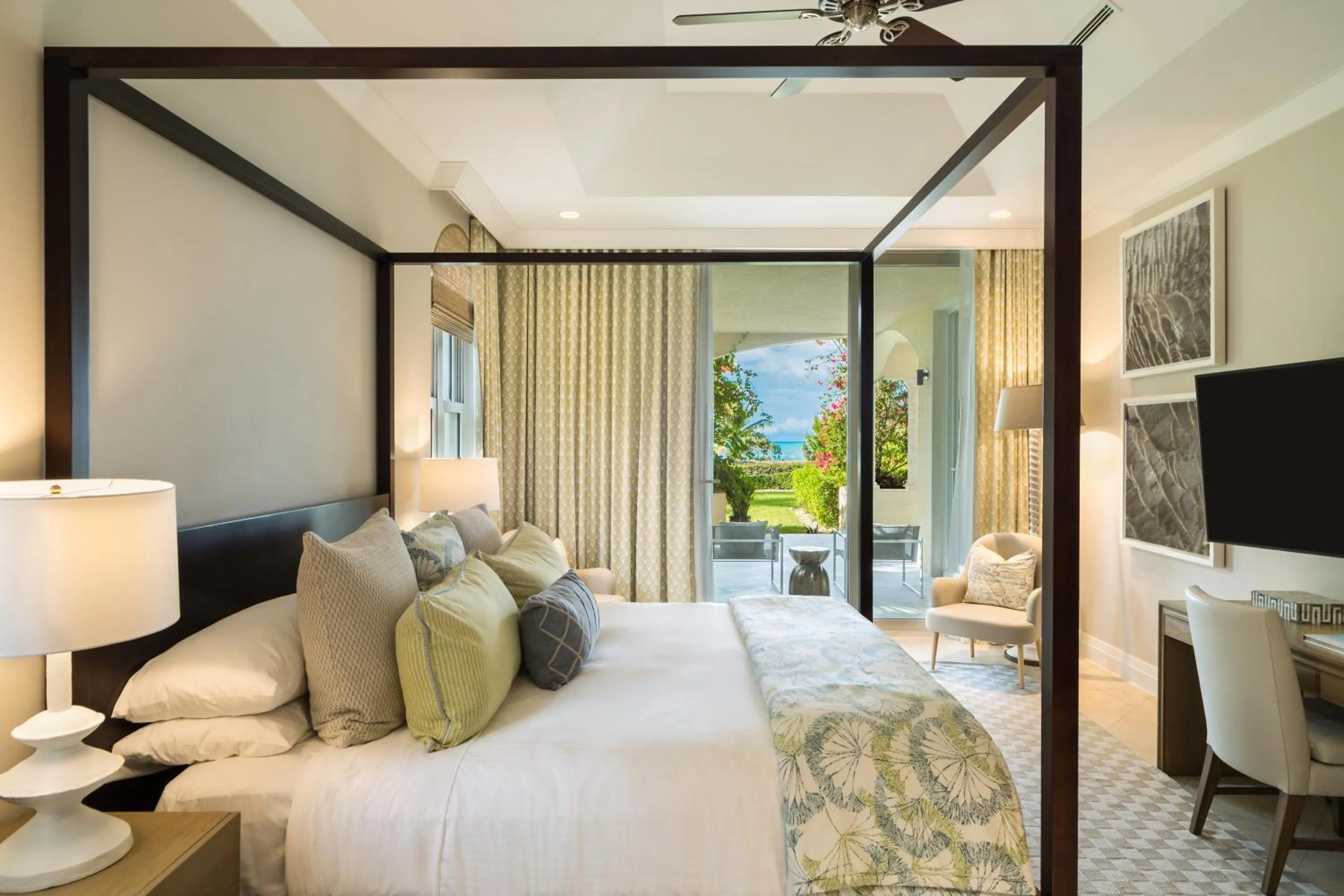 Bedroom, Bed in Grace Bay Club