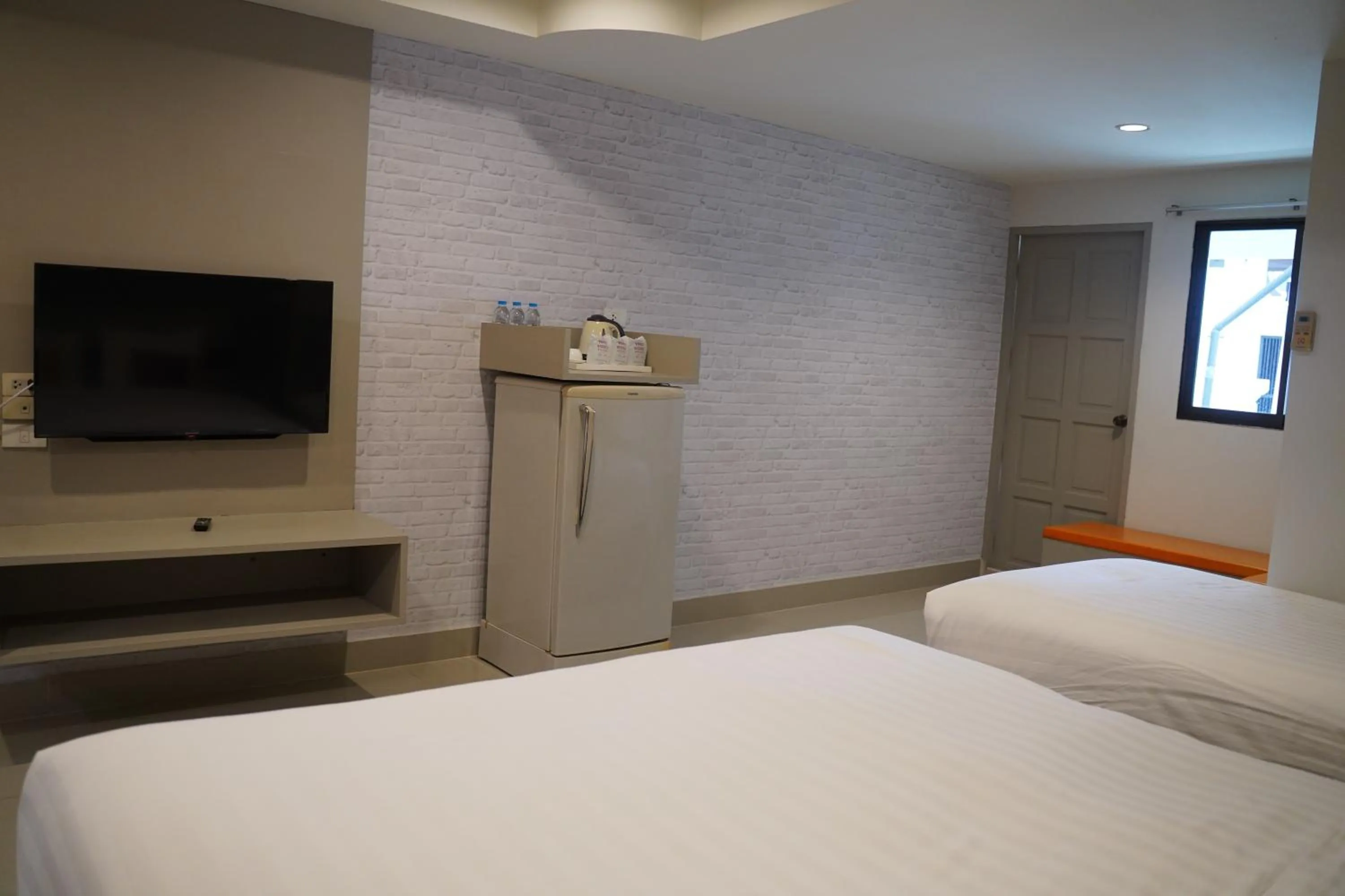 Photo of the whole room, Bed in V Style Pattaya North Beach