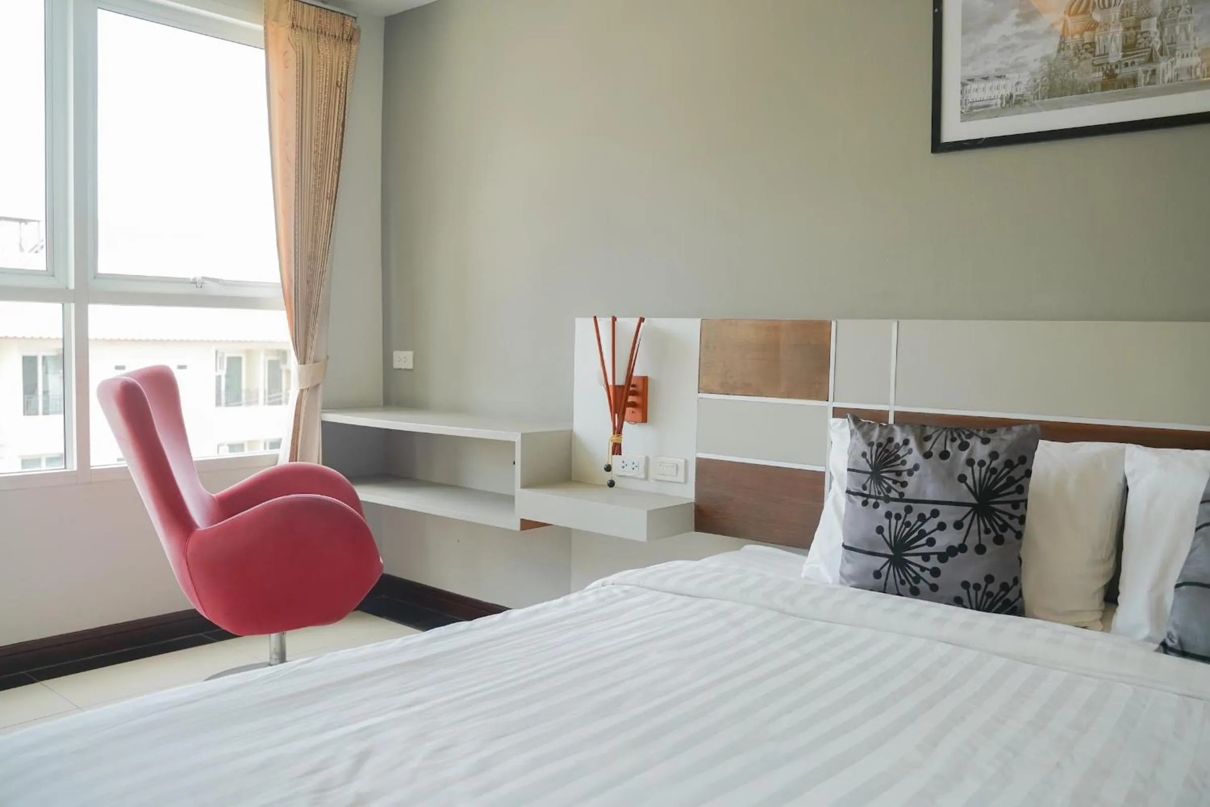 Seating area, Bed in V Style Pattaya North Beach