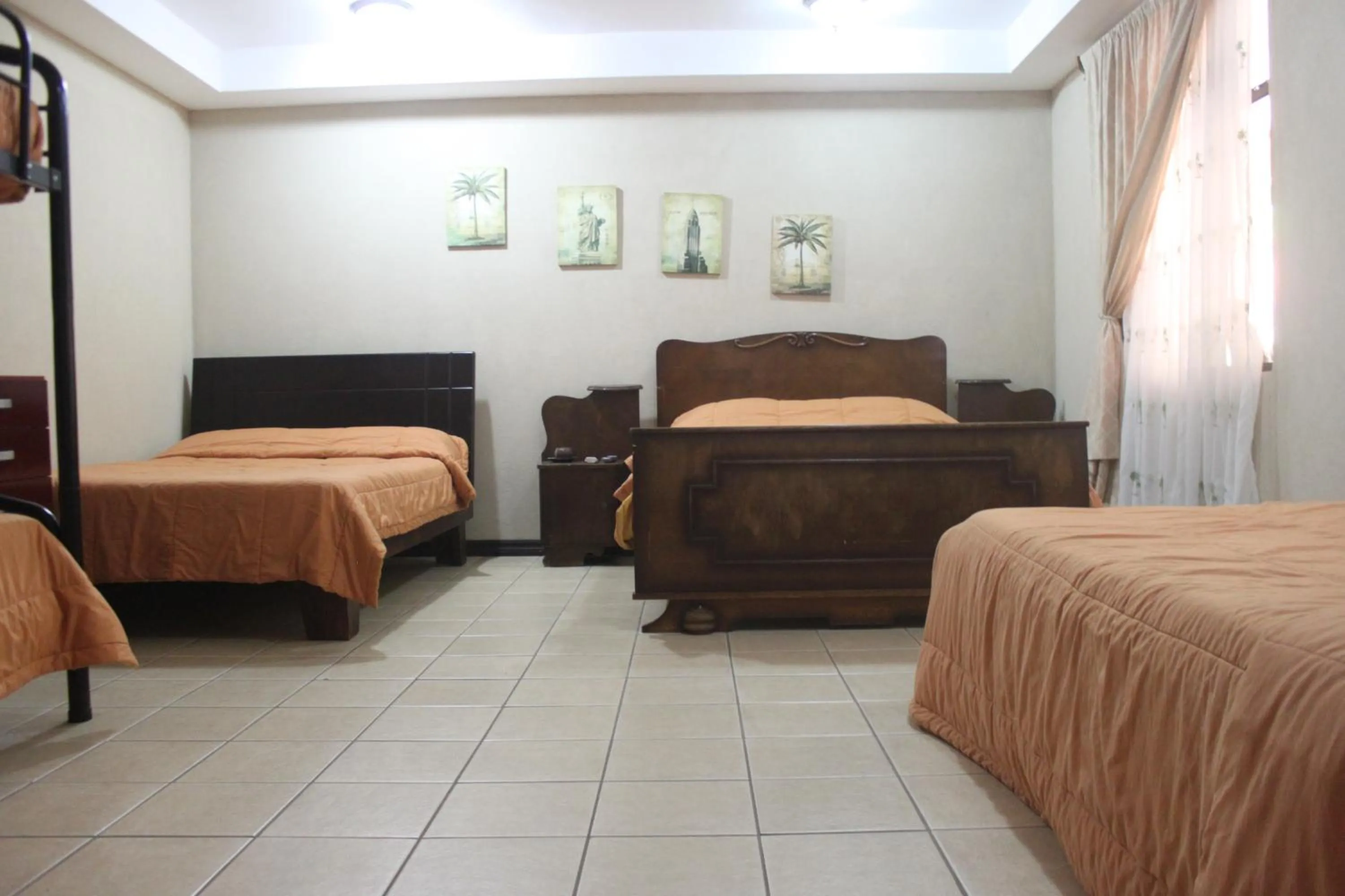 Photo of the whole room, Bed in Hotel Santa Maria Inn