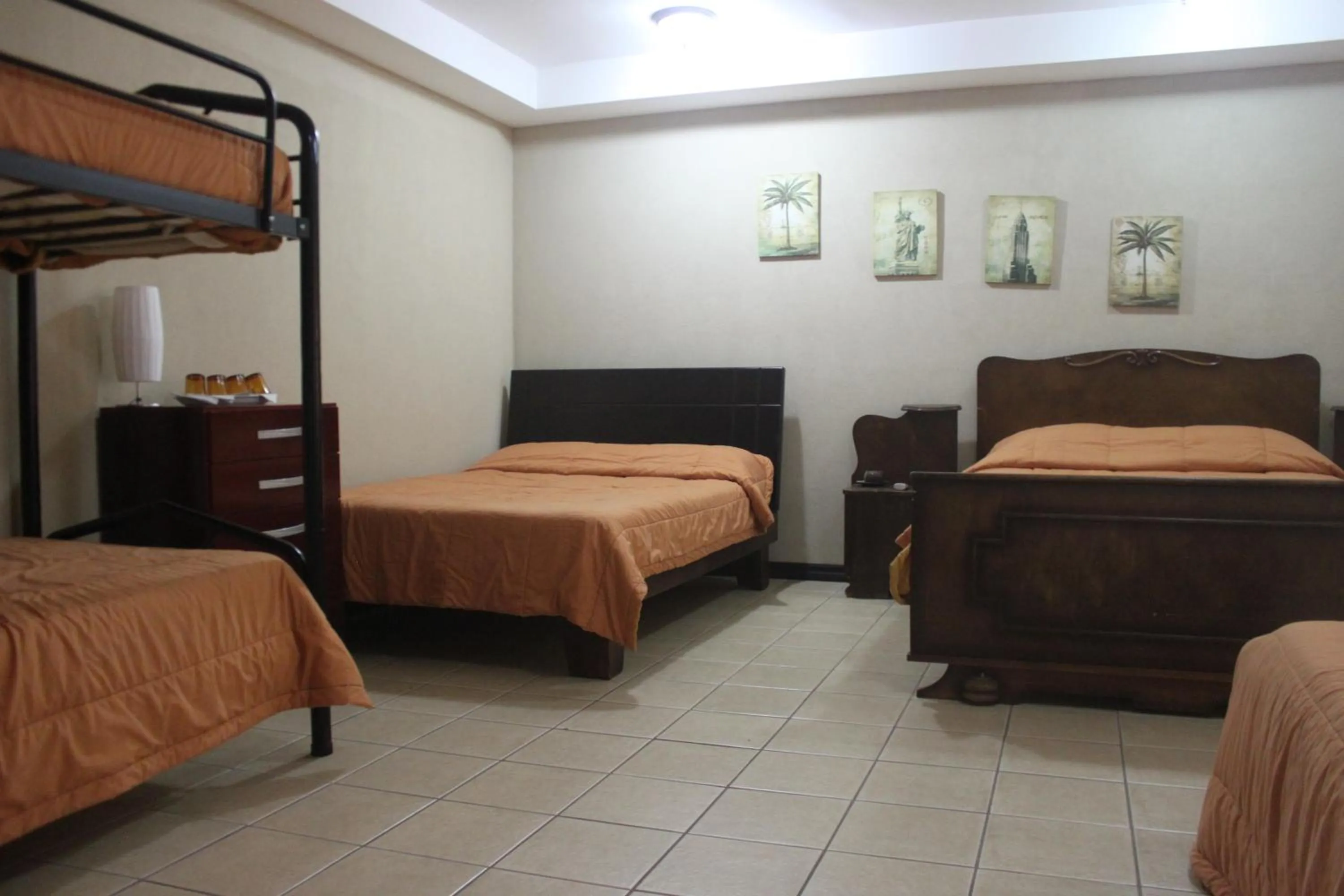 Photo of the whole room, Bed in Hotel Santa Maria Inn