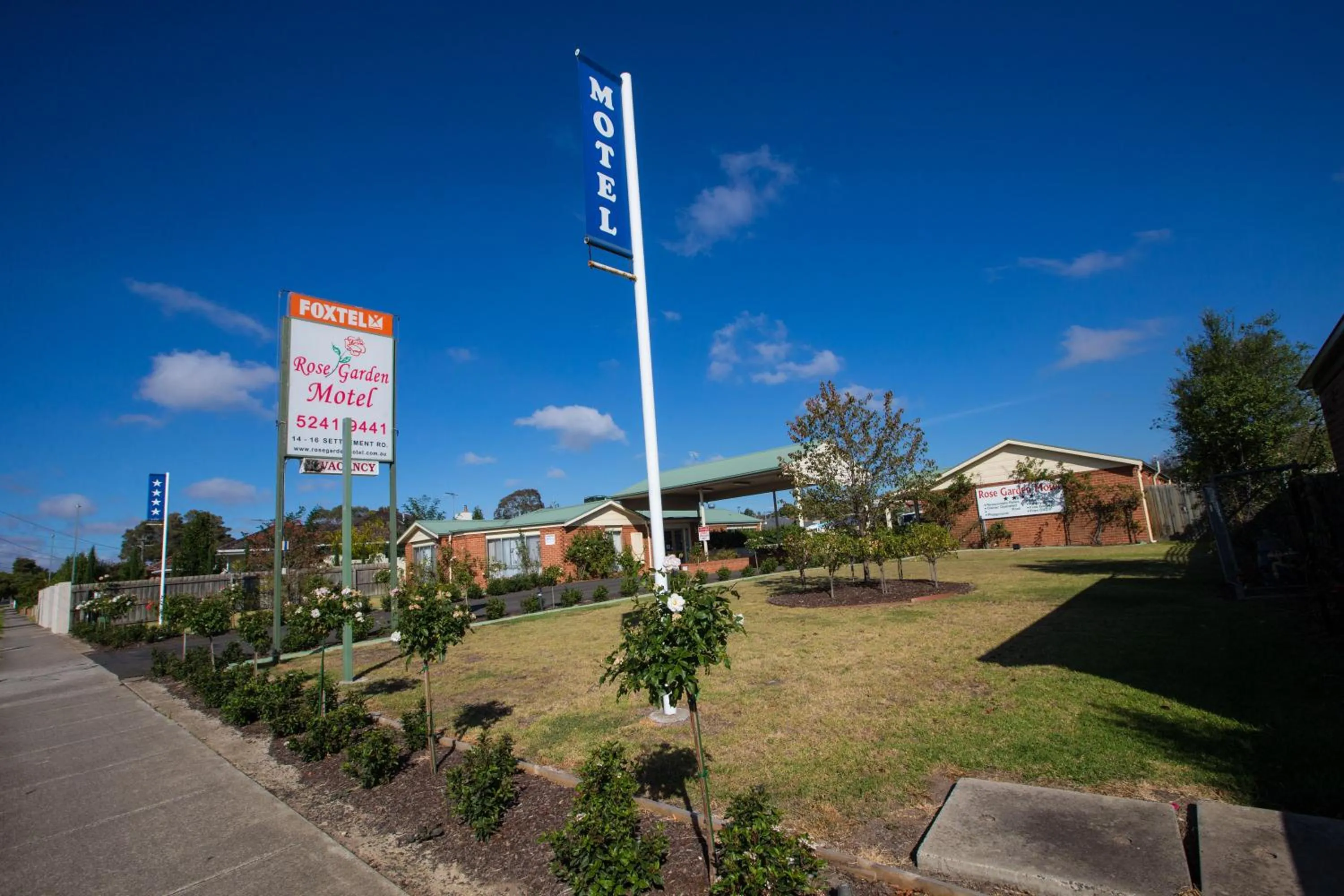 Facade/entrance in Rose Garden Motel