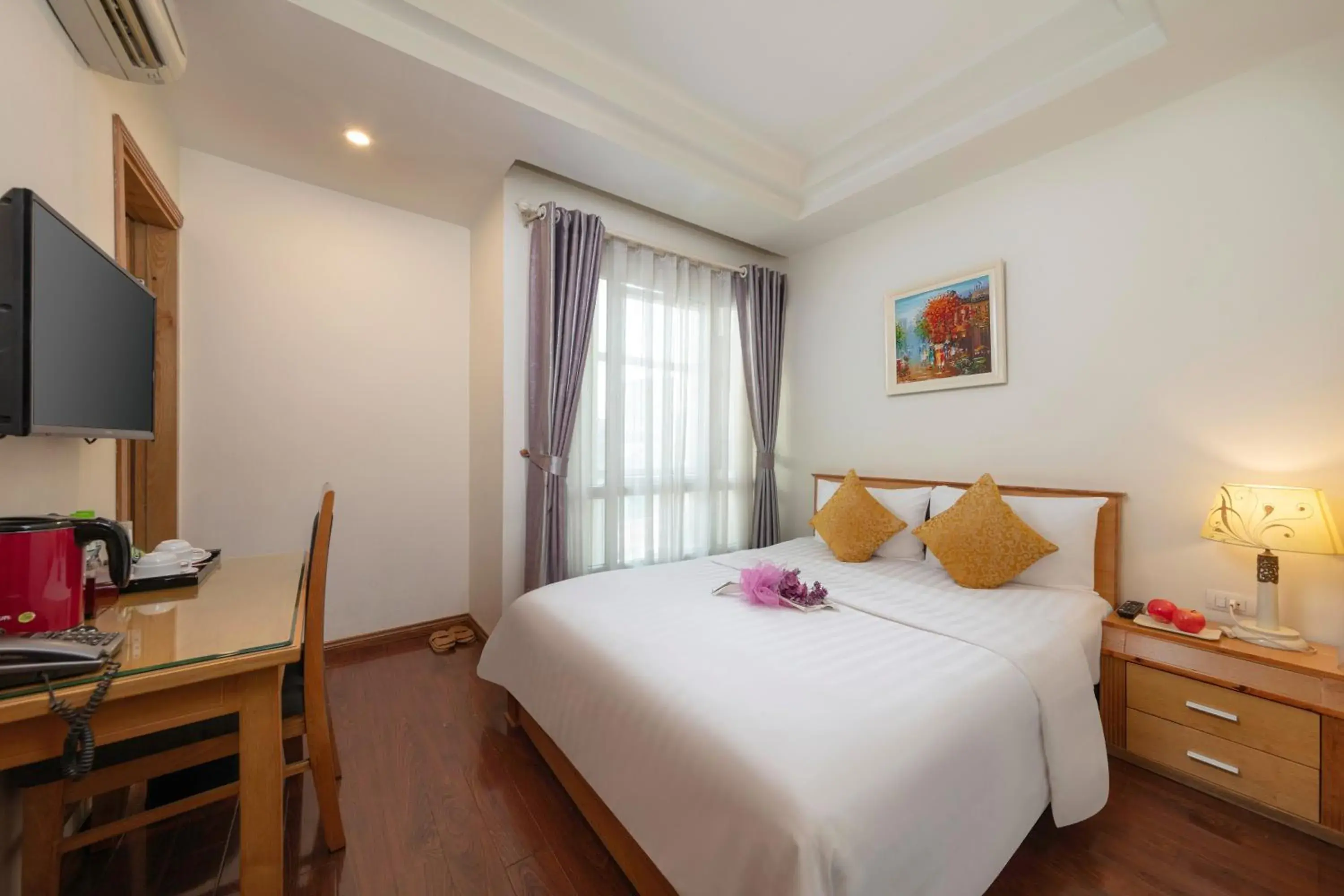 Photo of the whole room, Bed in Hanoi Sky Hotel Photo of the whole room, Bed in Hanoi Sky Hotel