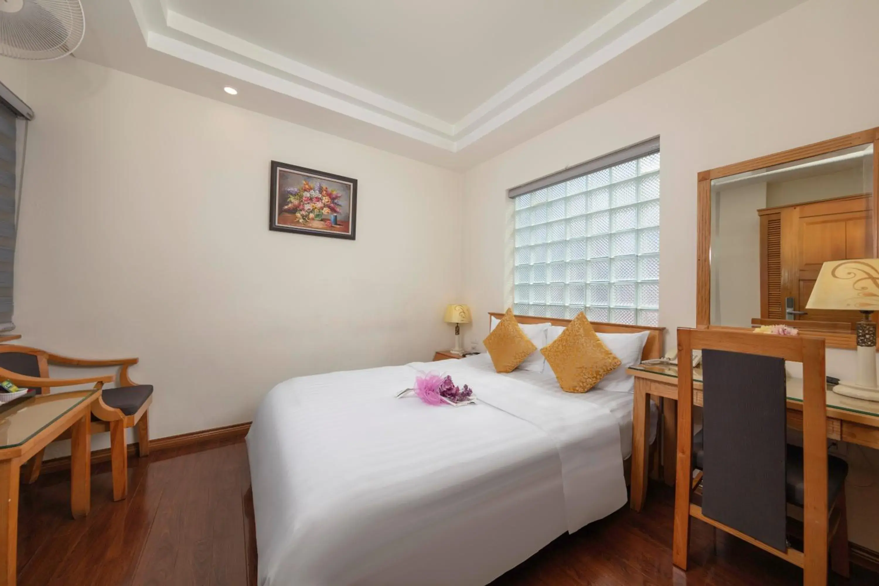 Photo of the whole room, Bed in Hanoi Sky Hotel Photo of the whole room, Bed in Hanoi Sky Hotel