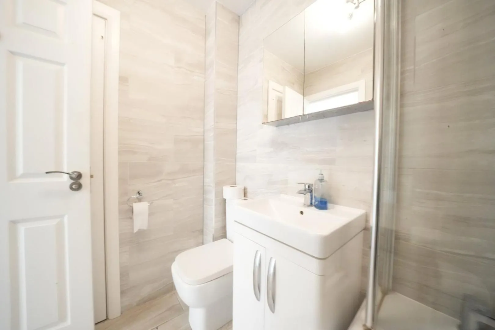 Shower in The Close Airport