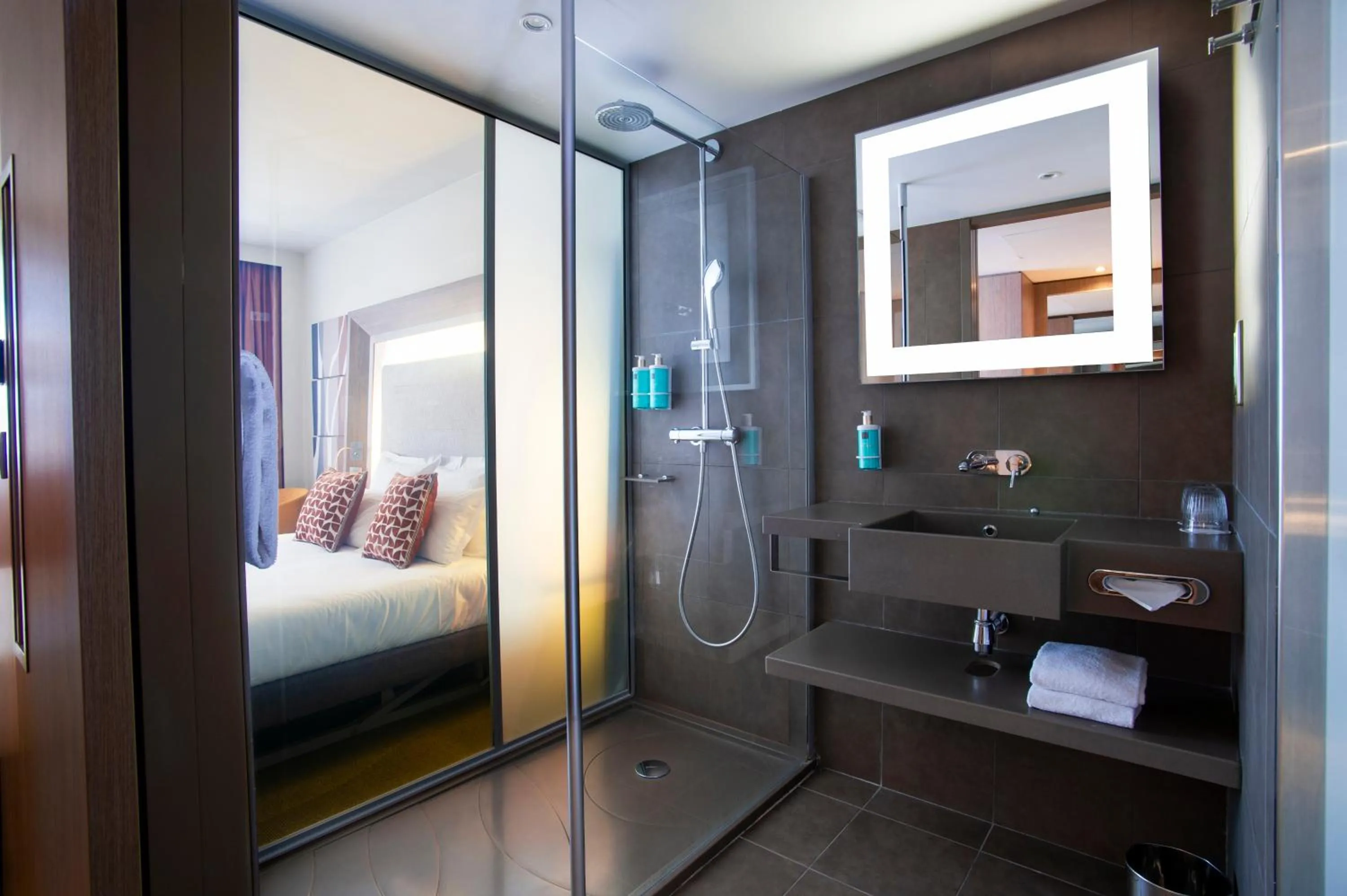 Bathroom, Bed in Novotel Lyon Centre-Confluence Bord de Saone