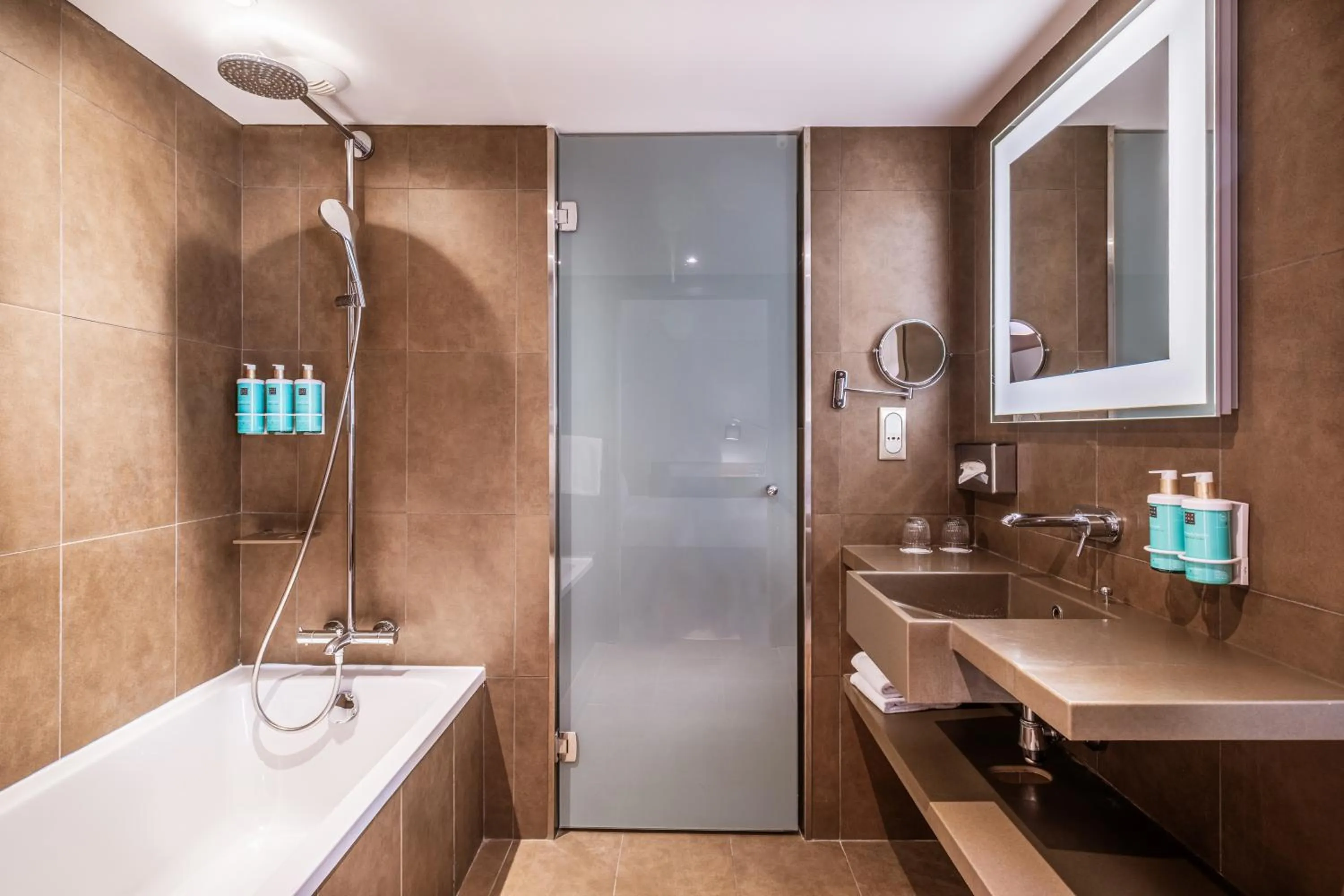 Bathroom in Novotel Lyon Centre-Confluence Bord de Saone