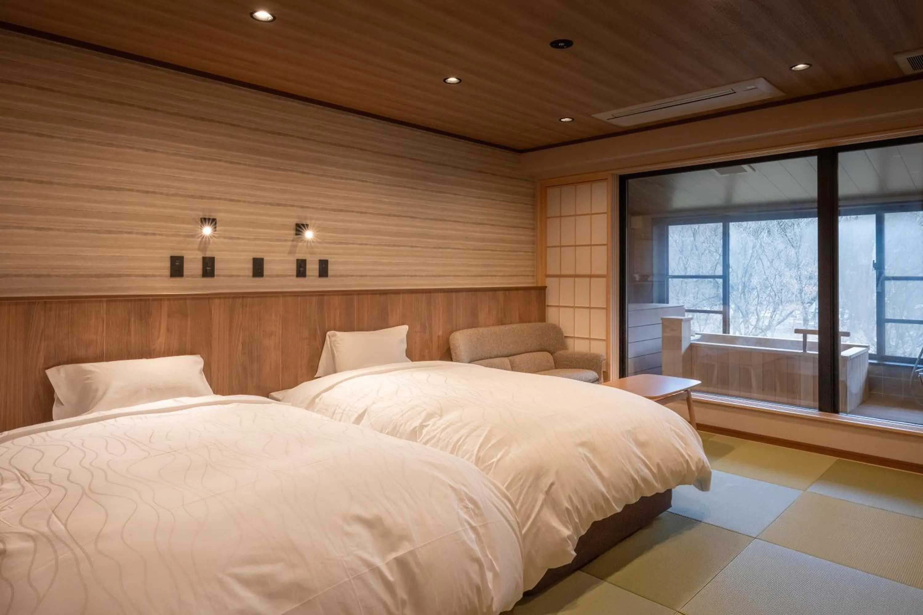 Photo of the whole room, Bed in Senkyo