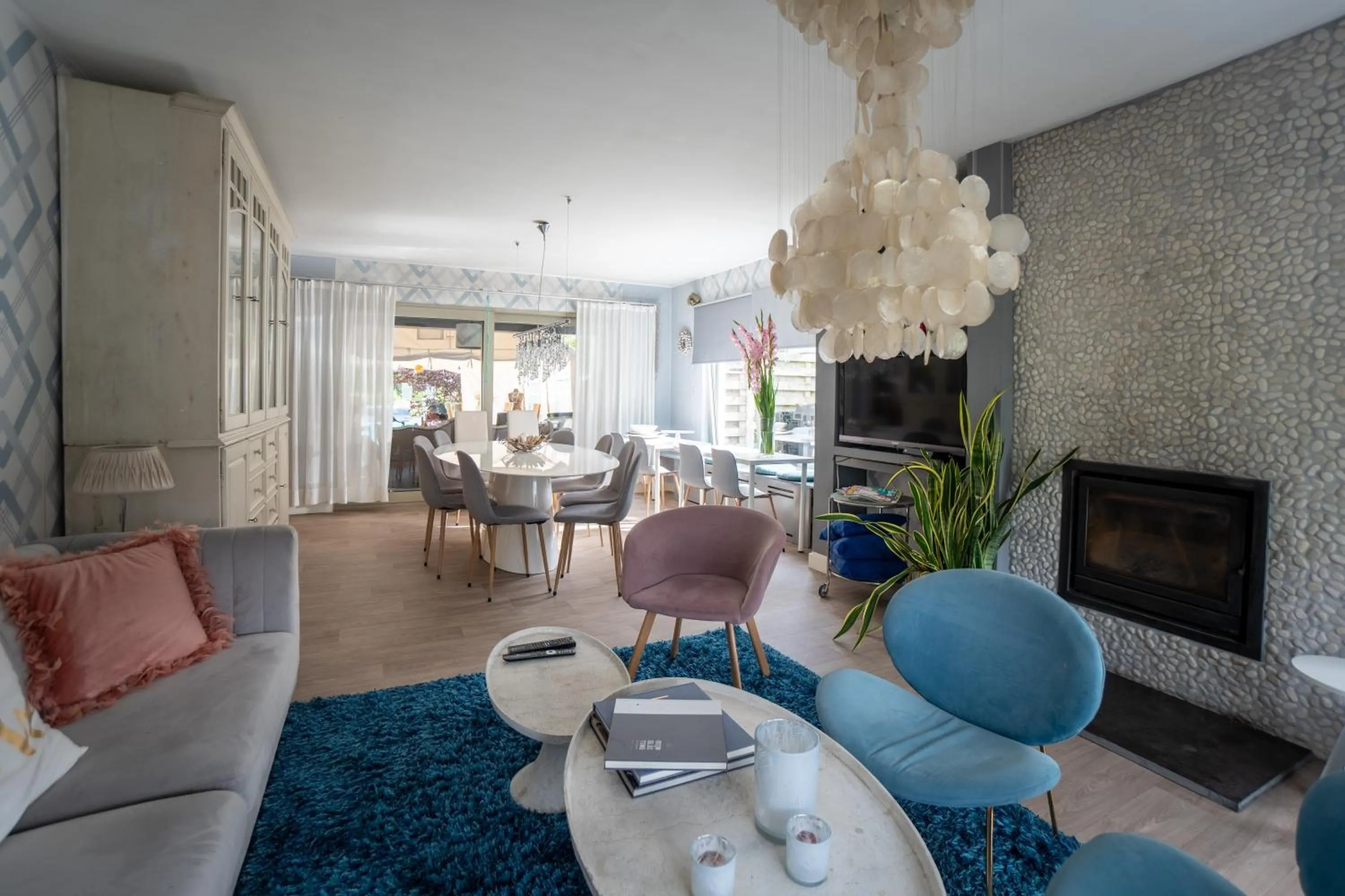 Communal lounge/ TV room in Guesthouse De Witte Merel Deluxe