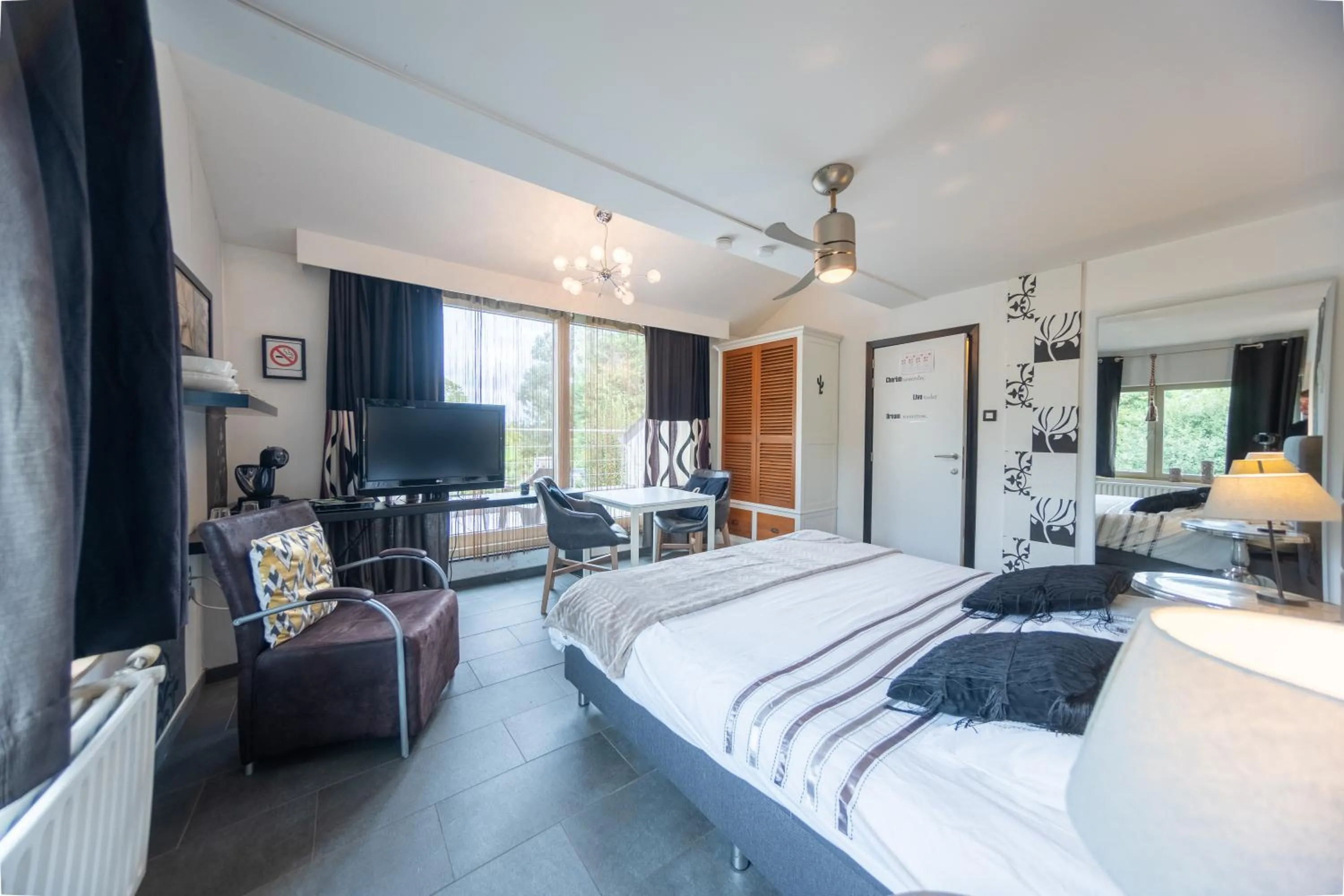 Bed in Guesthouse De Witte Merel Deluxe