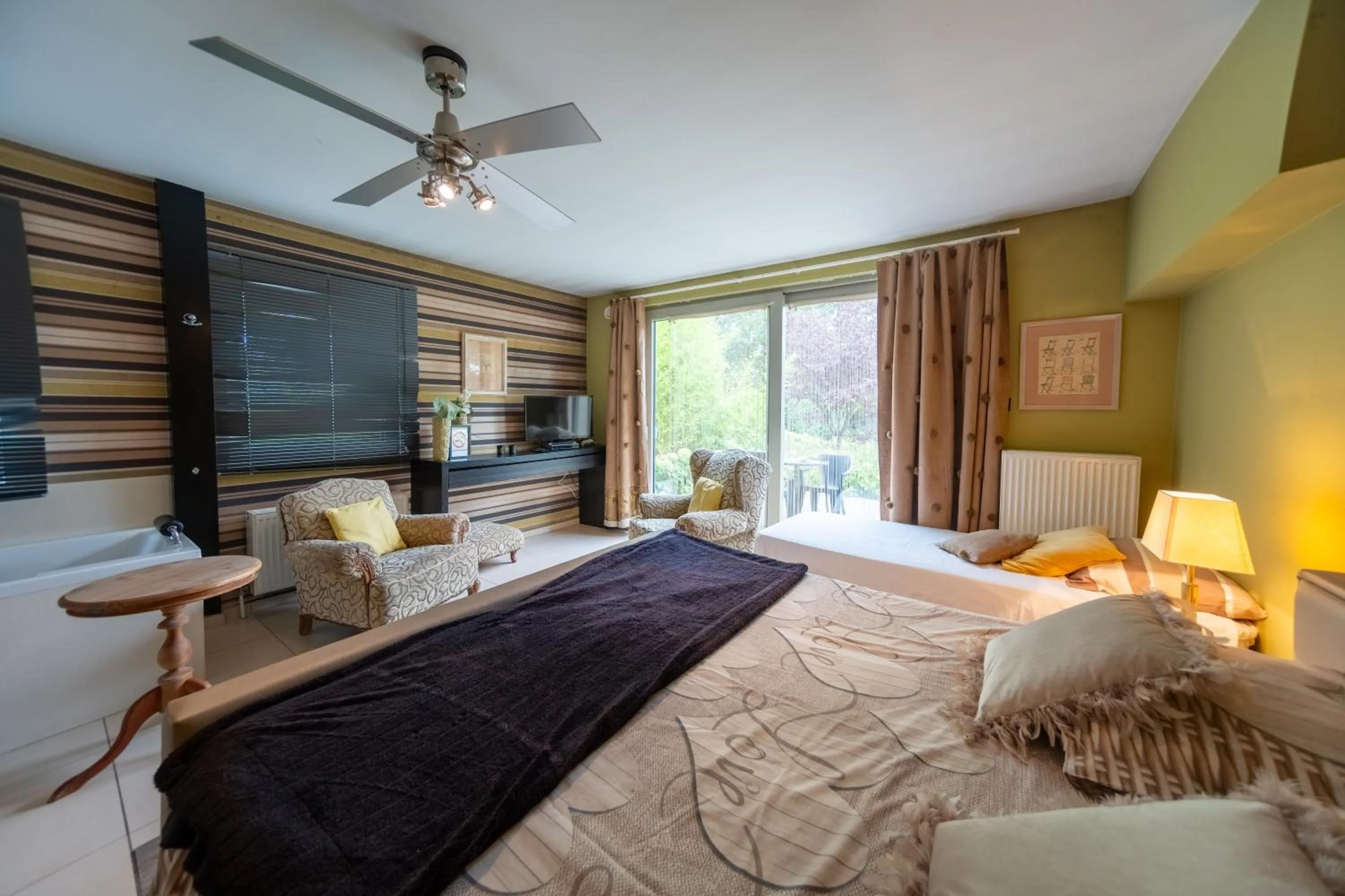 acessibility, Bed in Guesthouse De Witte Merel Deluxe