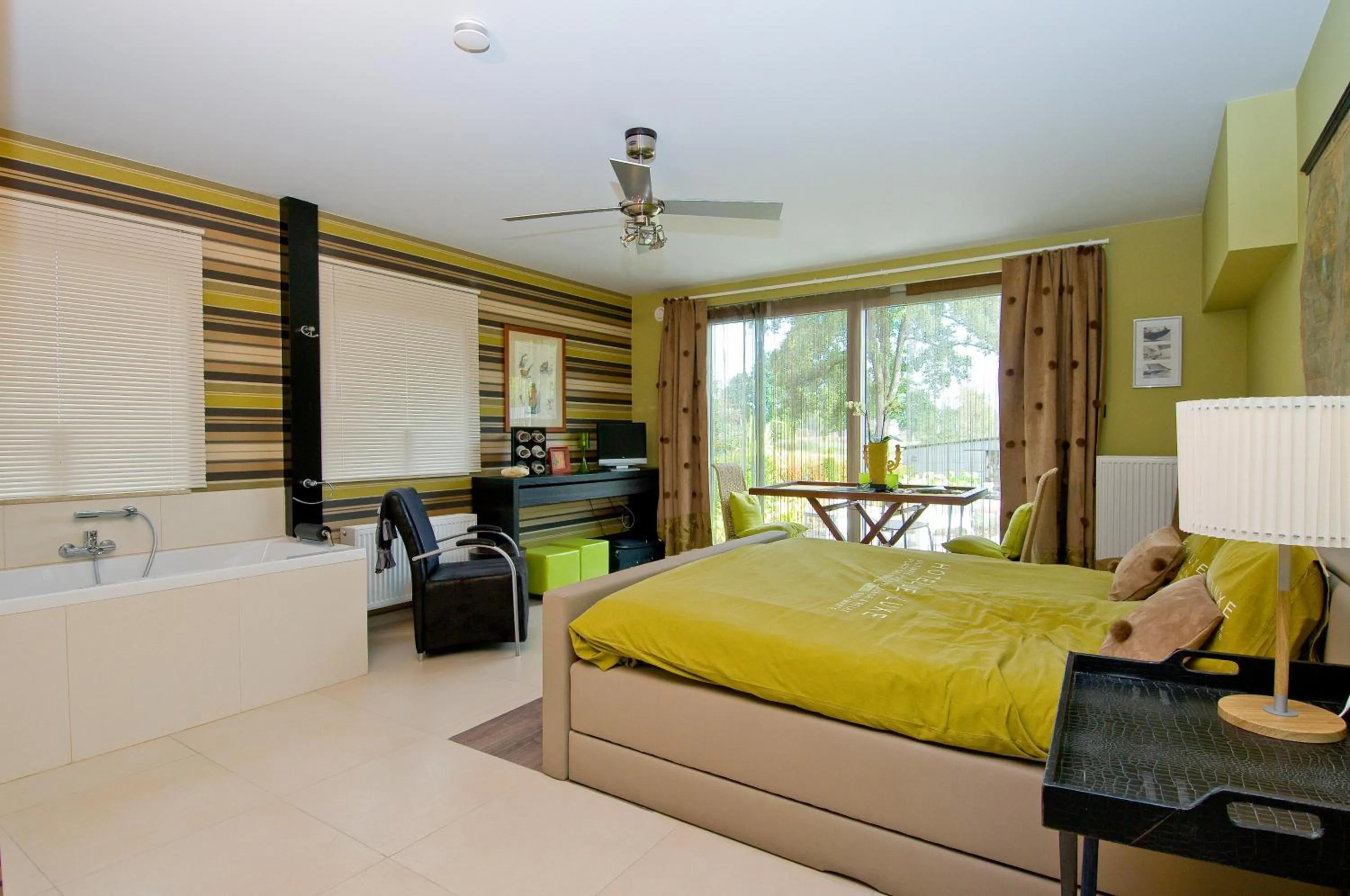 Photo of the whole room, Bed in Guesthouse De Witte Merel Deluxe