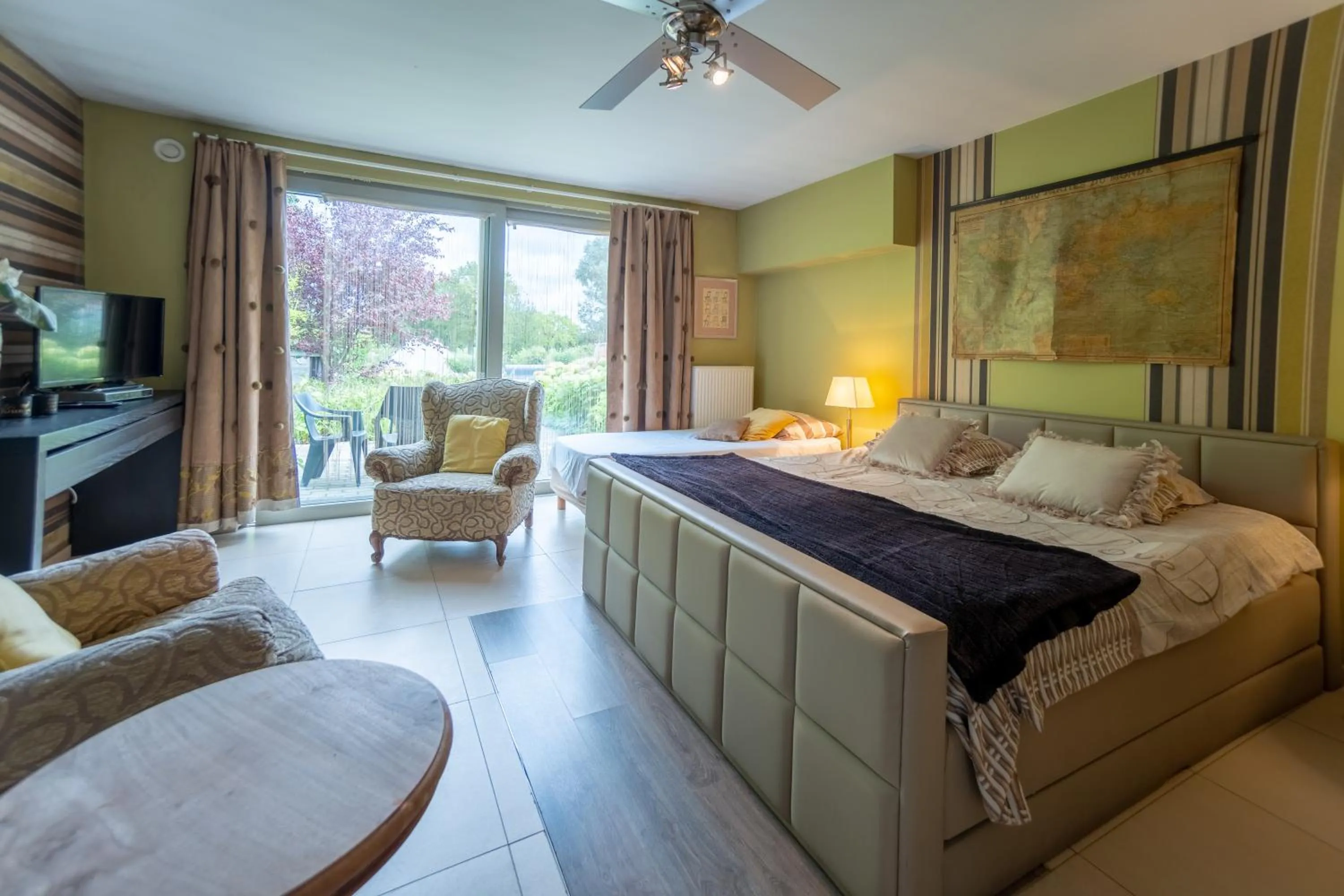 Bed in Guesthouse De Witte Merel Deluxe