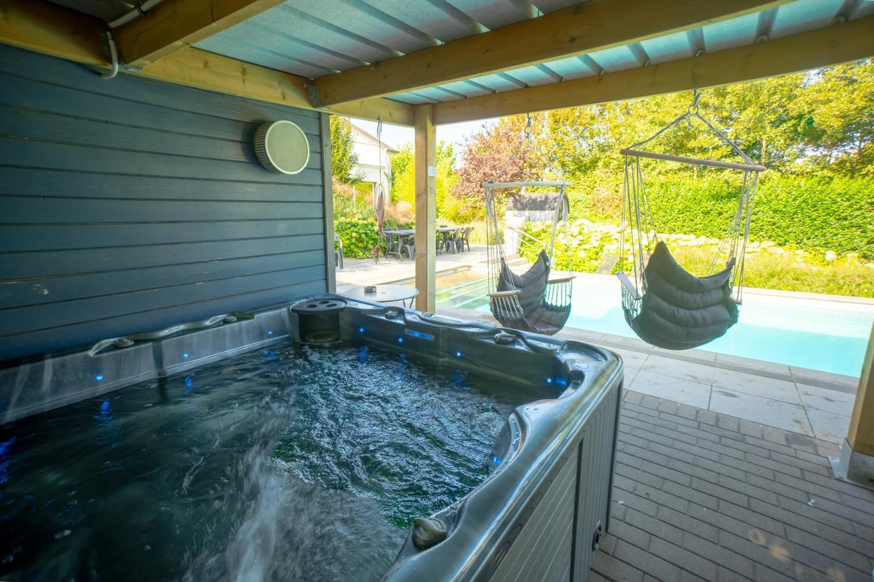 Hot Tub in Guesthouse De Witte Merel Deluxe