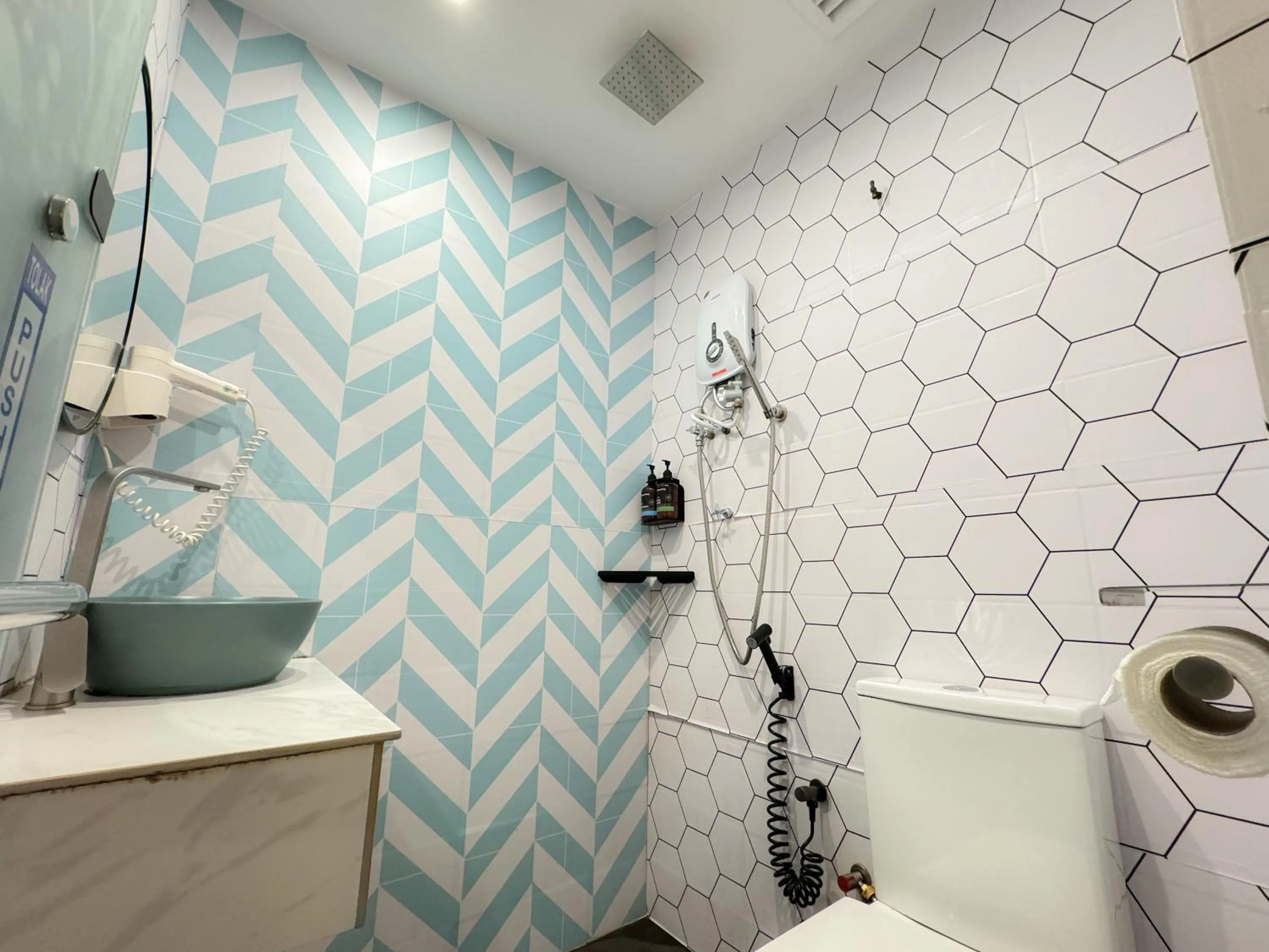 Bathroom in Apple 1 Hotel Queensbay