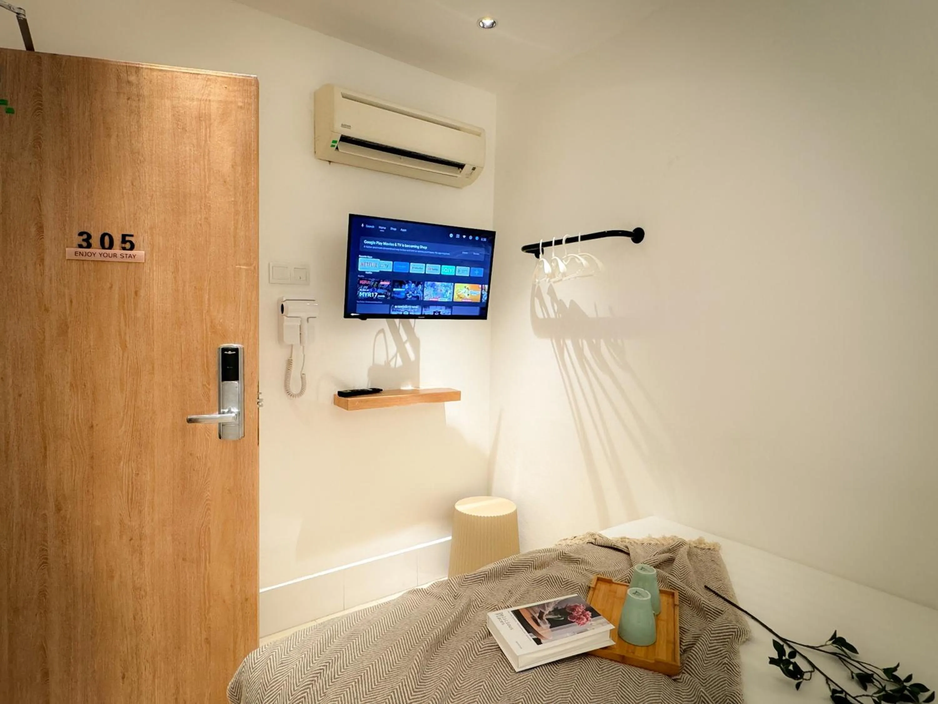 Photo of the whole room, Bed in Apple 1 Hotel Queensbay