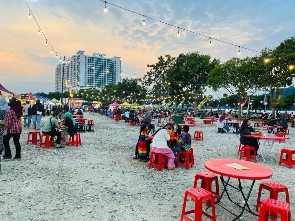 Restaurant/places to eat in Apple 1 Hotel Queensbay Restaurant/places to eat in Apple 1 Hotel Queensbay