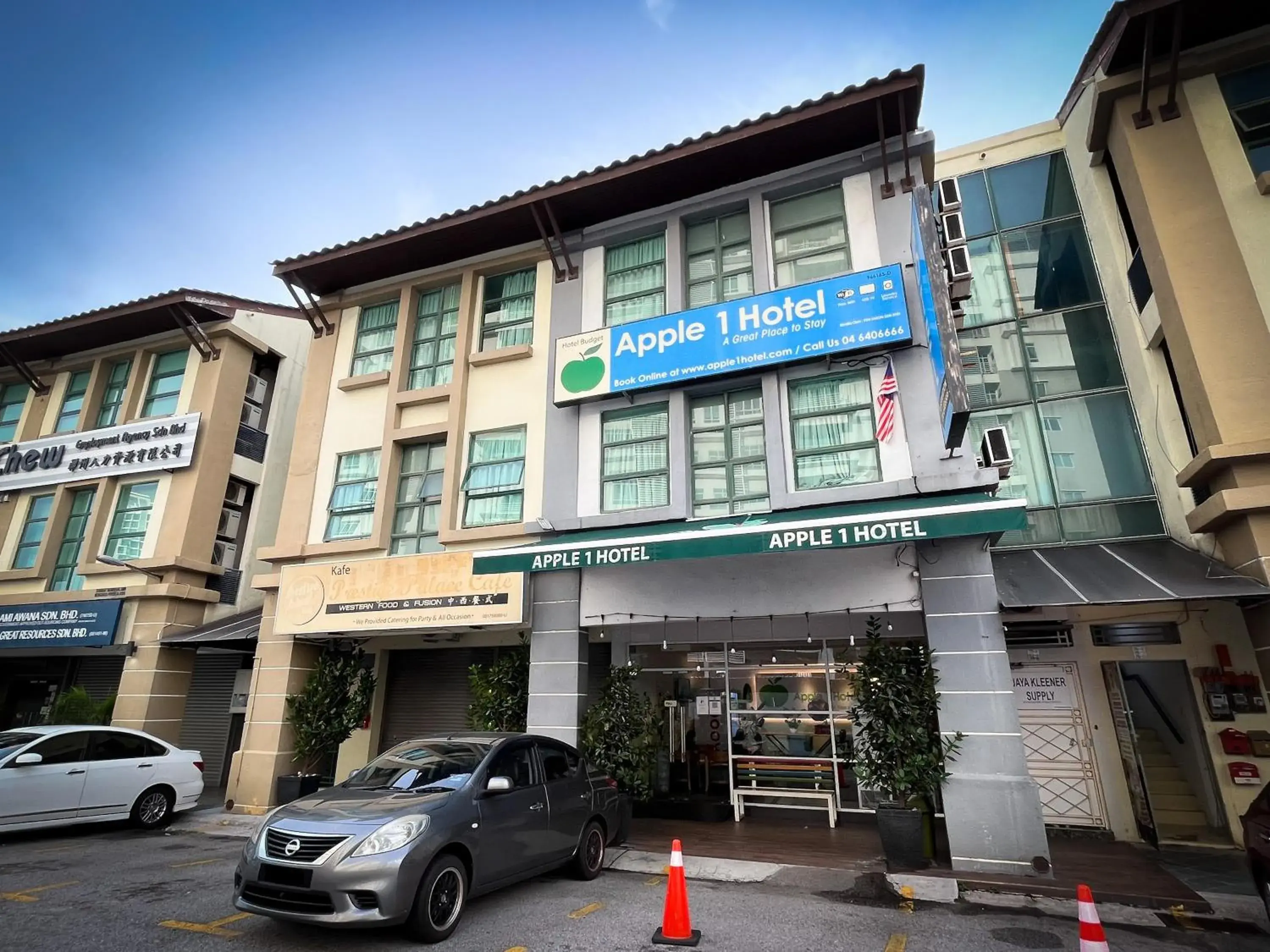 Property building in Apple 1 Hotel Queensbay Property building in Apple 1 Hotel Queensbay