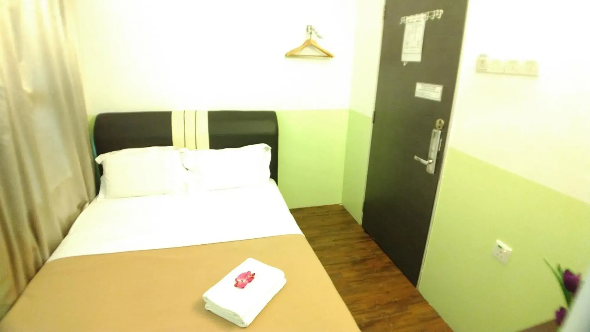 Super Budget Room (Shared Toilet) in Apple 1 Hotel Queensbay Super Budget Room (Shared Toilet) in Apple 1 Hotel Queensbay