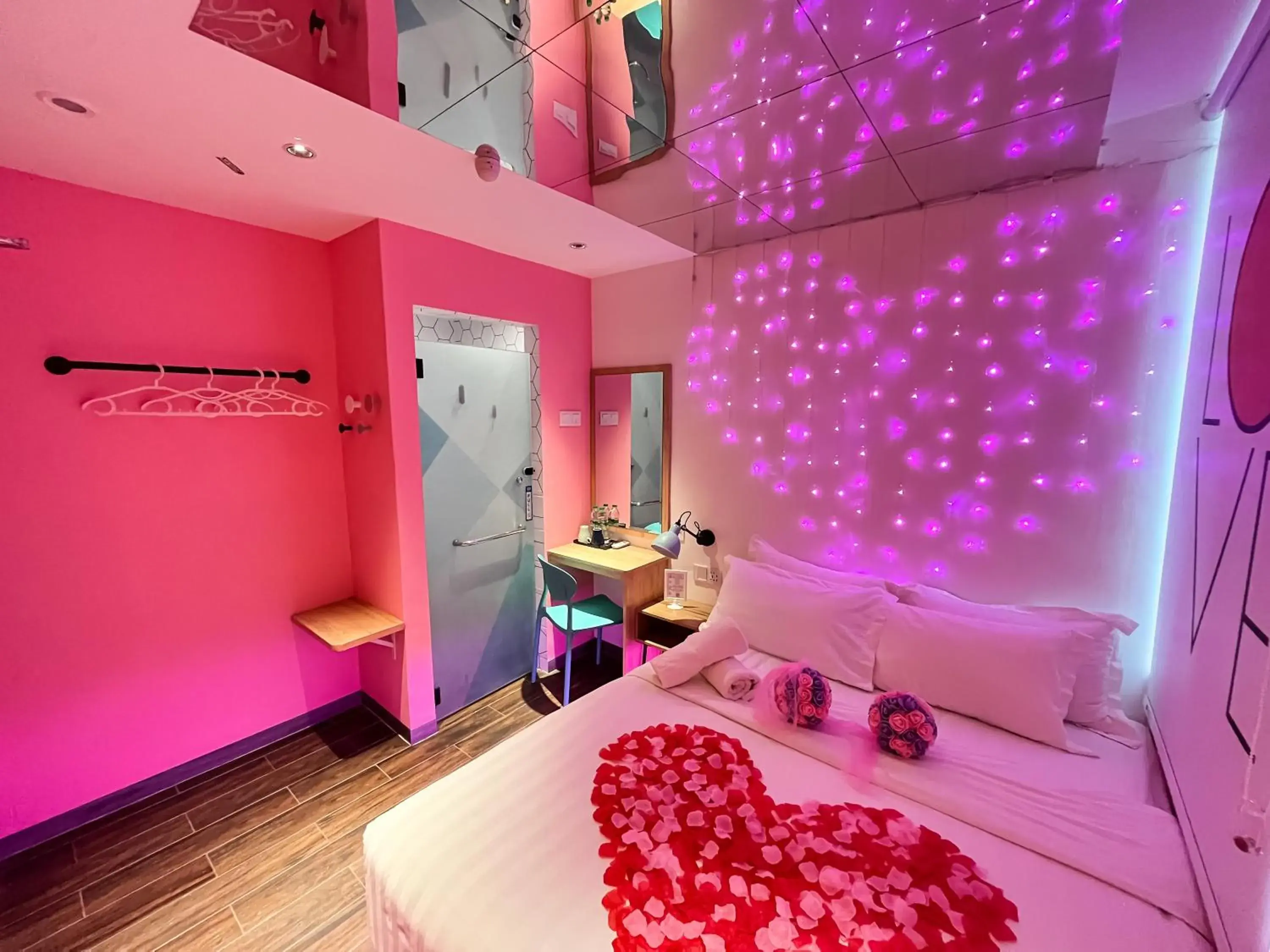 Romantic Themed Room in Apple 1 Hotel Queensbay Romantic Themed Room in Apple 1 Hotel Queensbay