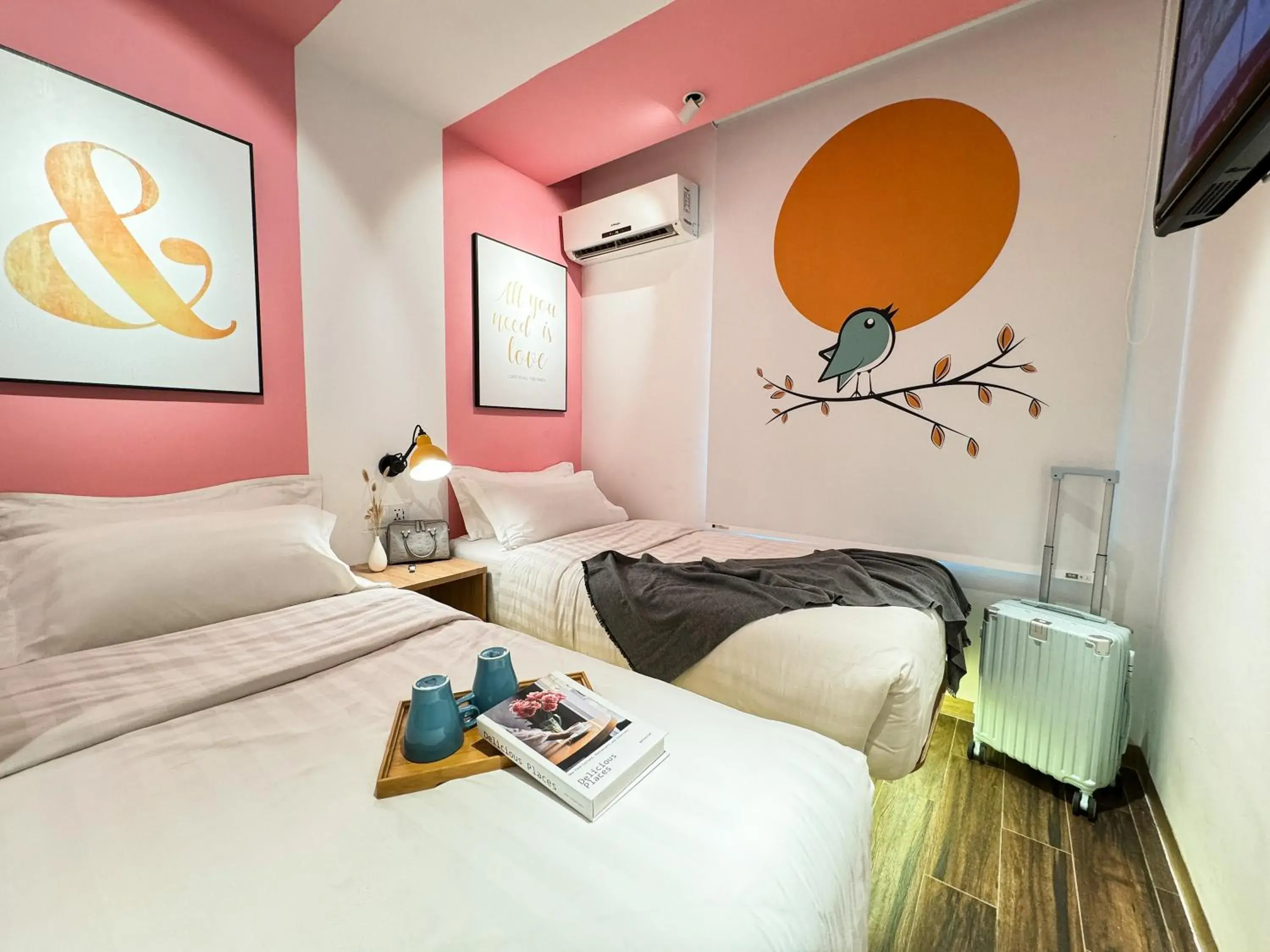 Modern Twin Room in Apple 1 Hotel Queensbay Modern Twin Room in Apple 1 Hotel Queensbay