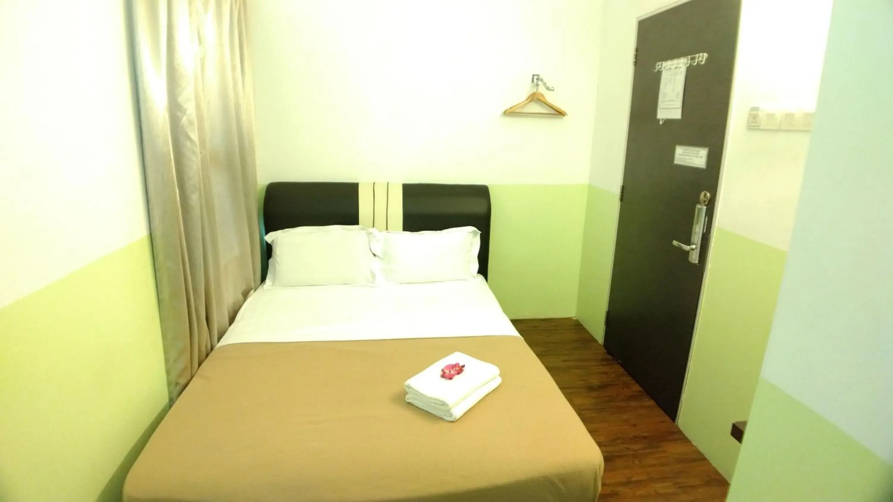 Super Budget Room (Shared Toilet) in Apple 1 Hotel Queensbay Super Budget Room (Shared Toilet) in Apple 1 Hotel Queensbay