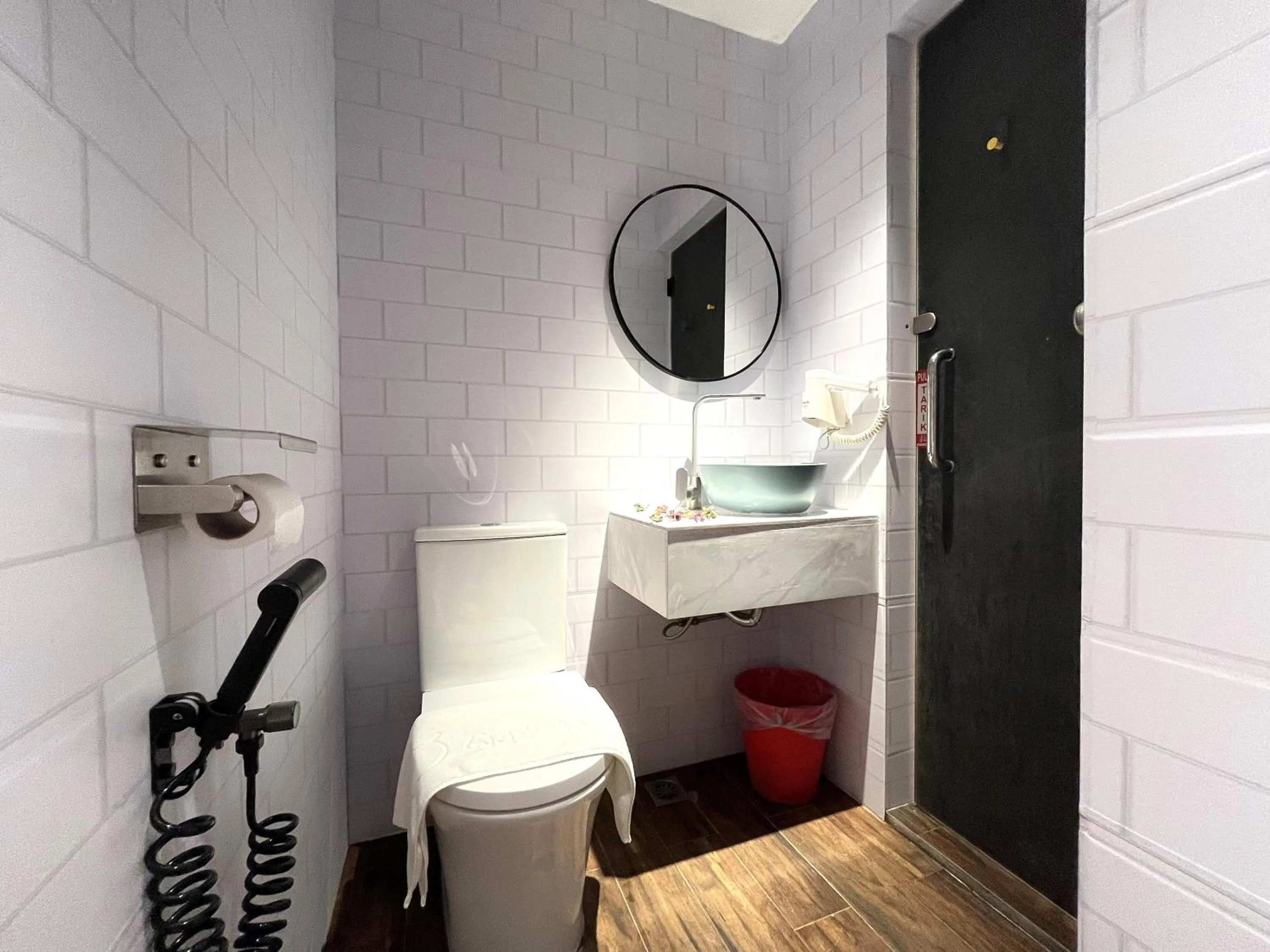 Toilet in Apple 1 Hotel Queensbay