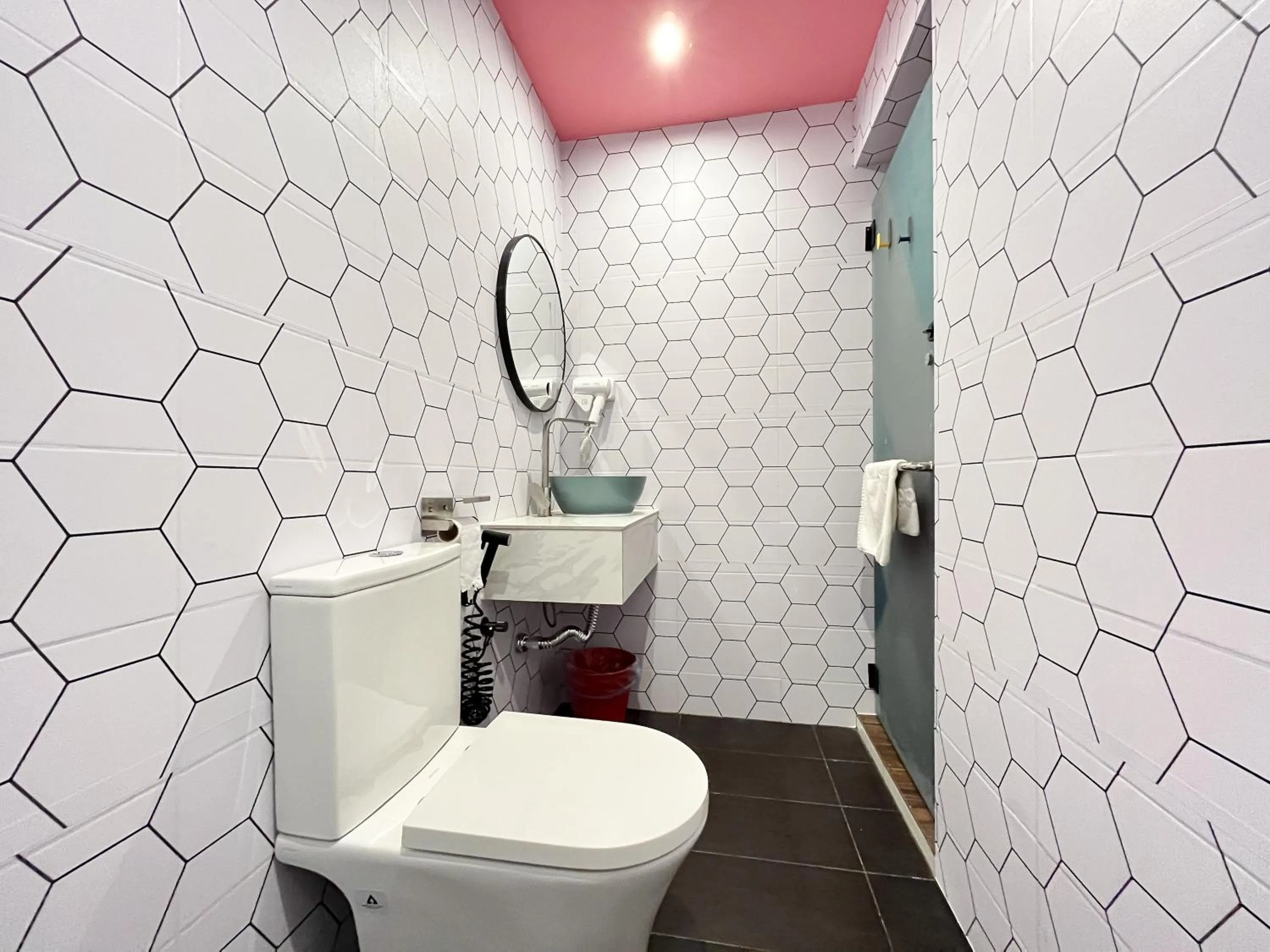 Toilet in Apple 1 Hotel Queensbay